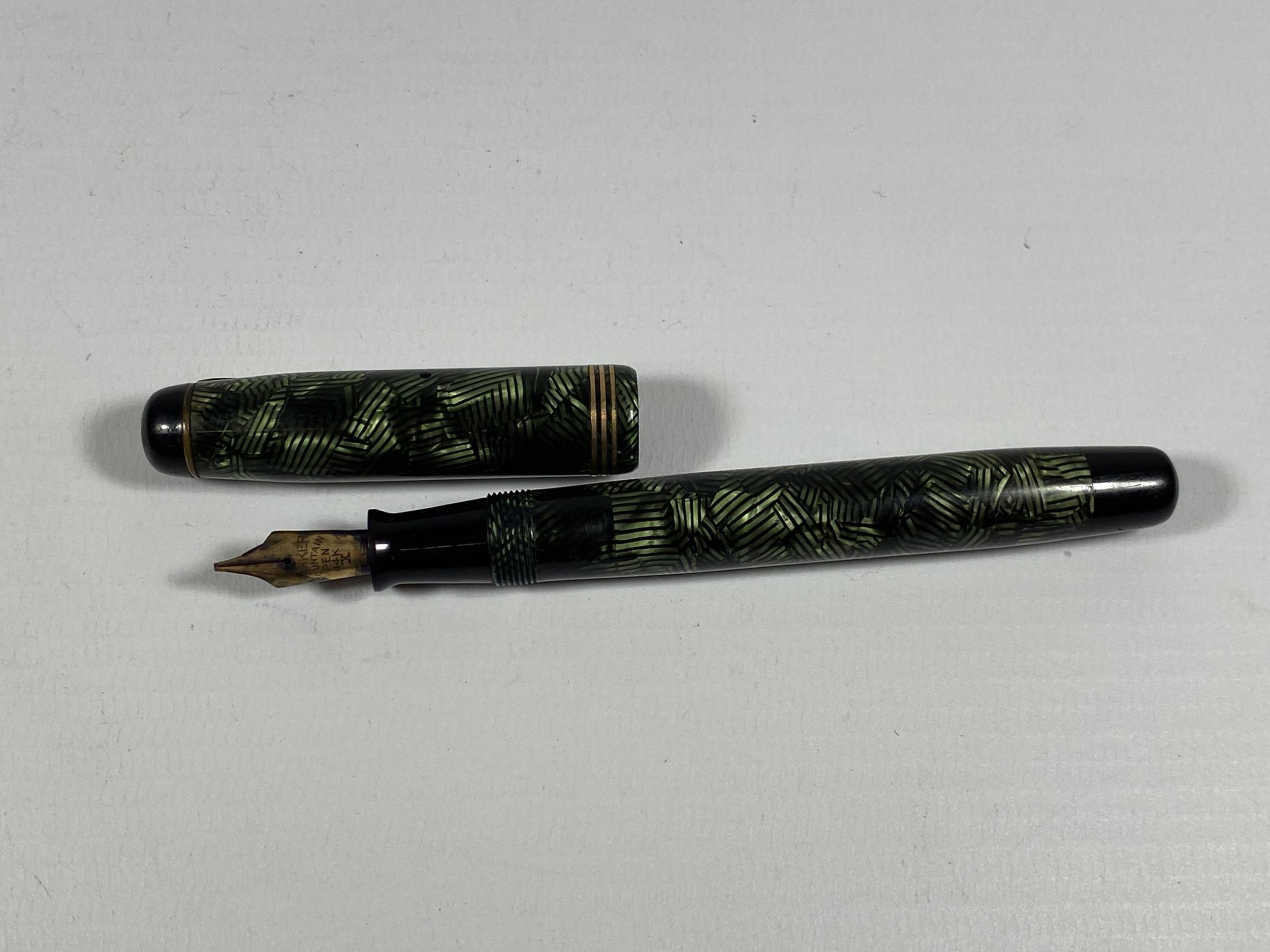 A VINTAGE PARKER 14CT GOLD NIBBED FOUNTAIN PEN