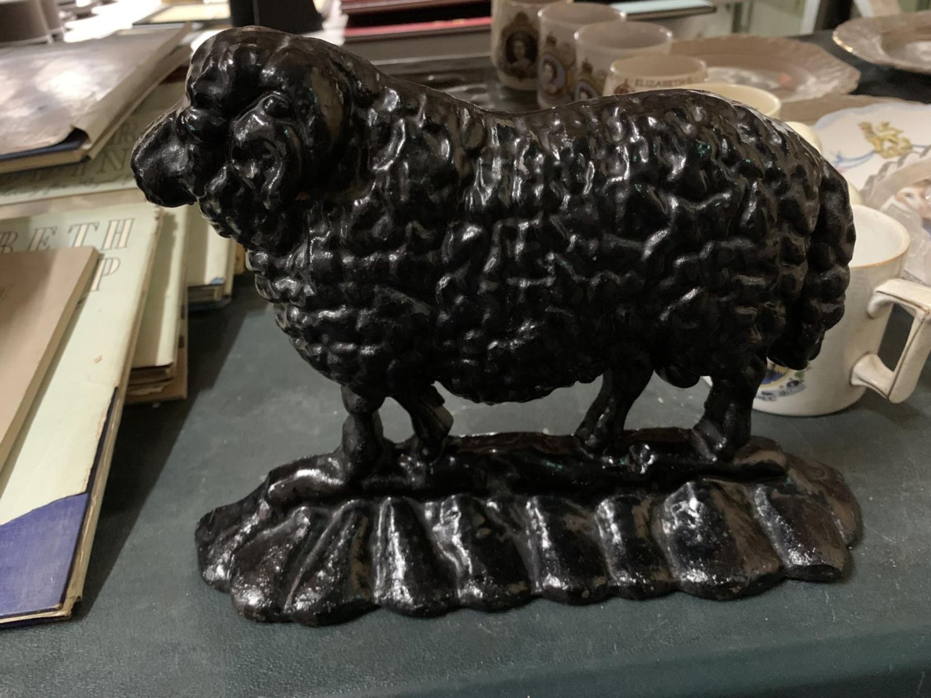 TWO CAST DOORSTOPS, ONE BEING A VINTAGE SHEEP, THE OTHER A HEDGEHOG - Image 3 of 3