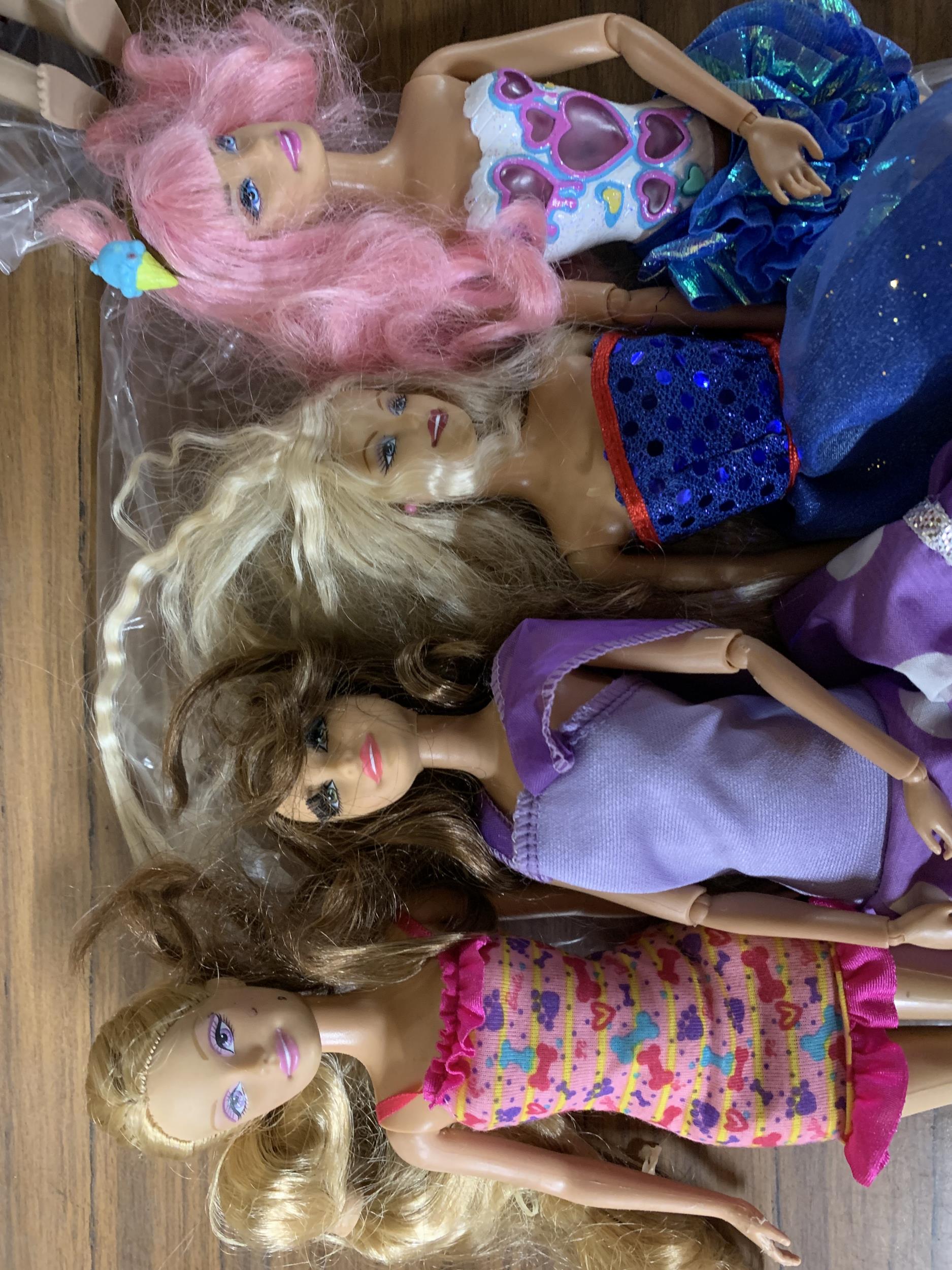 A BAG OF FOUR MATTEL DOLL FIGURES - Bild 2 aus 2