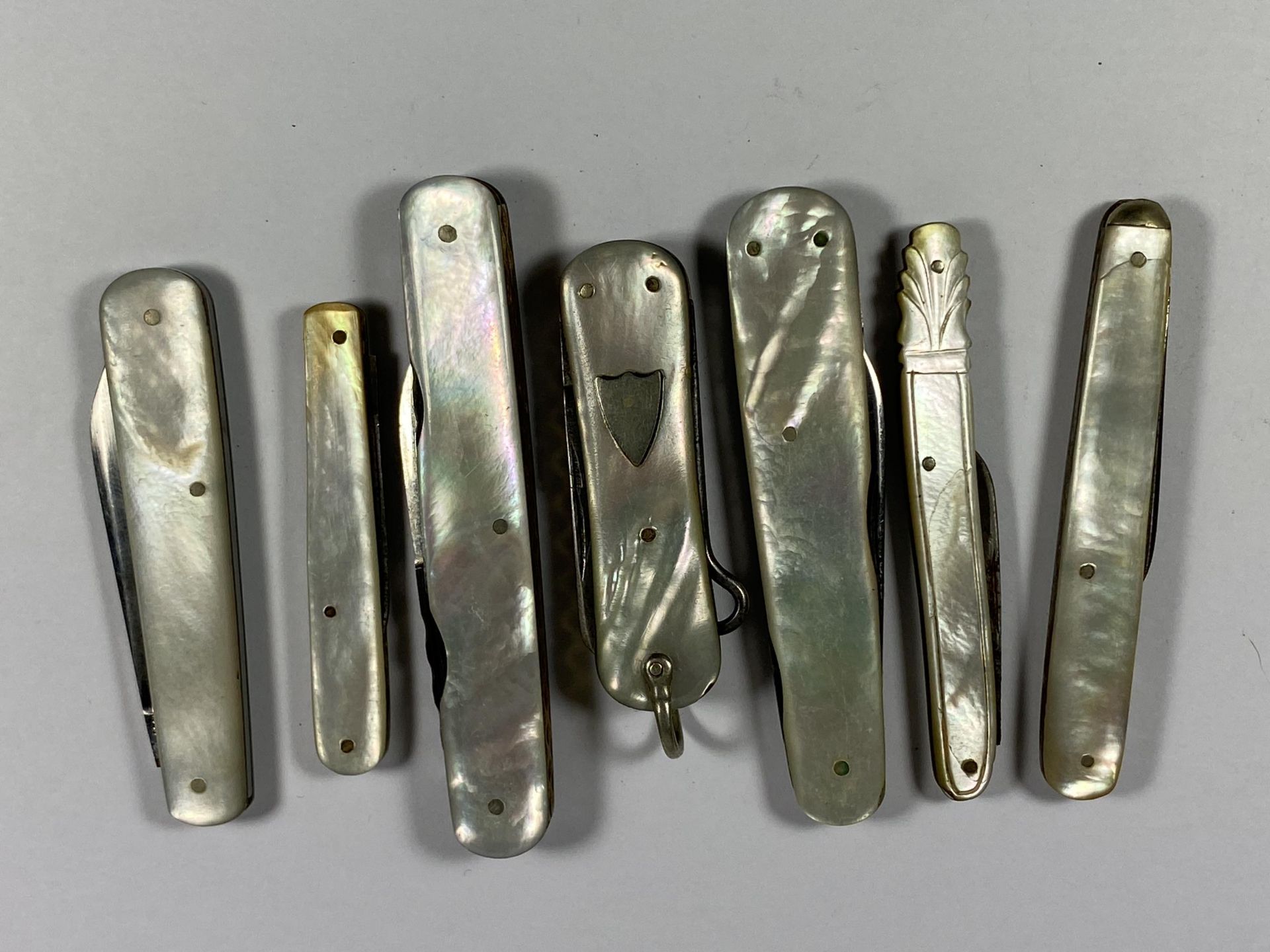 A SET OF SEVEN VINTAGE MOTHER OF PEARL FRUIT KNIVES