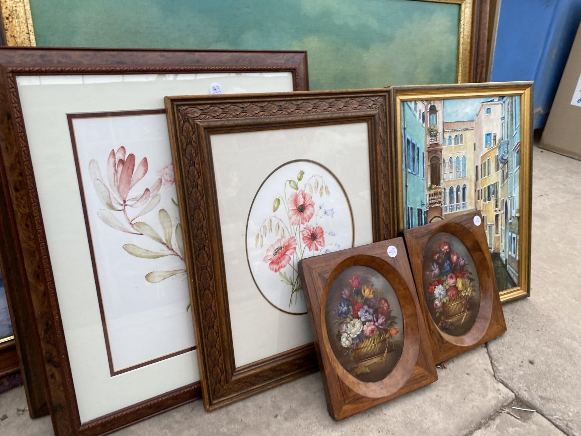 AN ASSORTMENT OF FRAMED PRINTS AND MIRRORS - Image 2 of 4