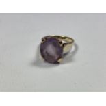 A 9CT YELLOW GOLD AND AMETHYST TYPE STONE RING, WEIGHT 4.43G