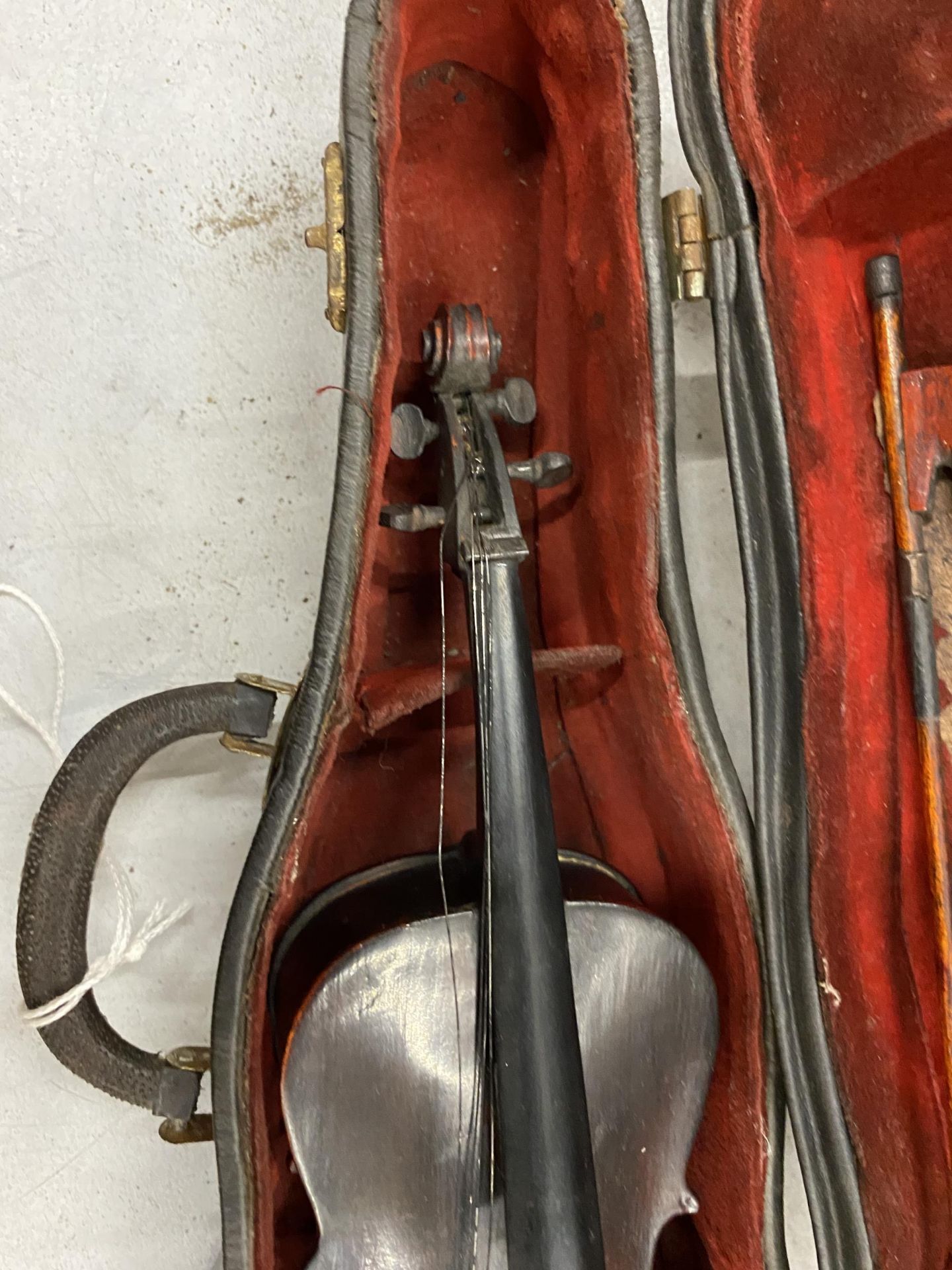 AN EARLY 20TH CENTURY MINIATURE CASED VIOLIN AND BOW, LENGTH 23CM, CASE A/F - Image 3 of 6