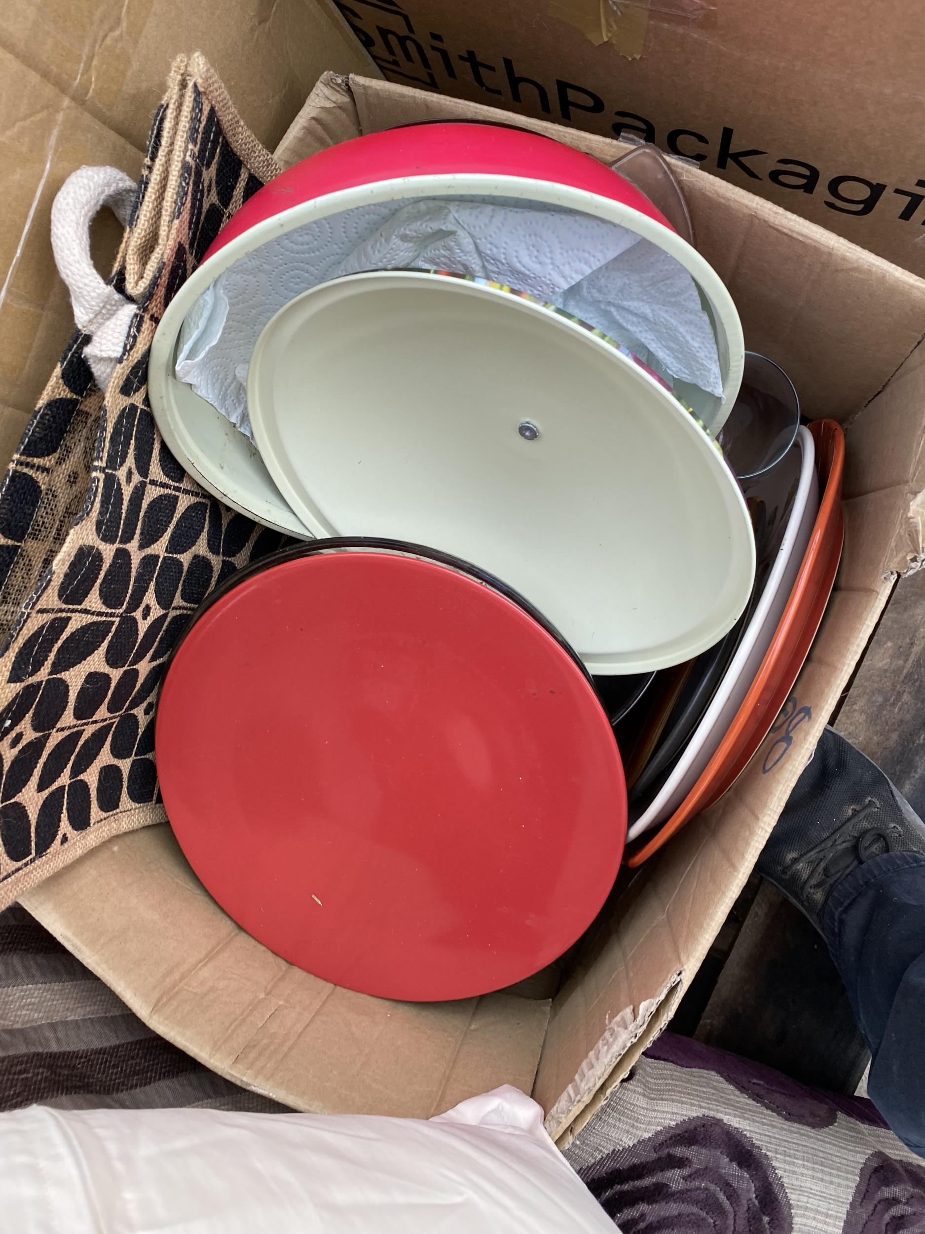 AN ASSORTMENT OF HOUSEHOLD CLEARANCE ITEMS TO INCLUDE CUSHIONS AND CERAMICS ETC - Image 2 of 3