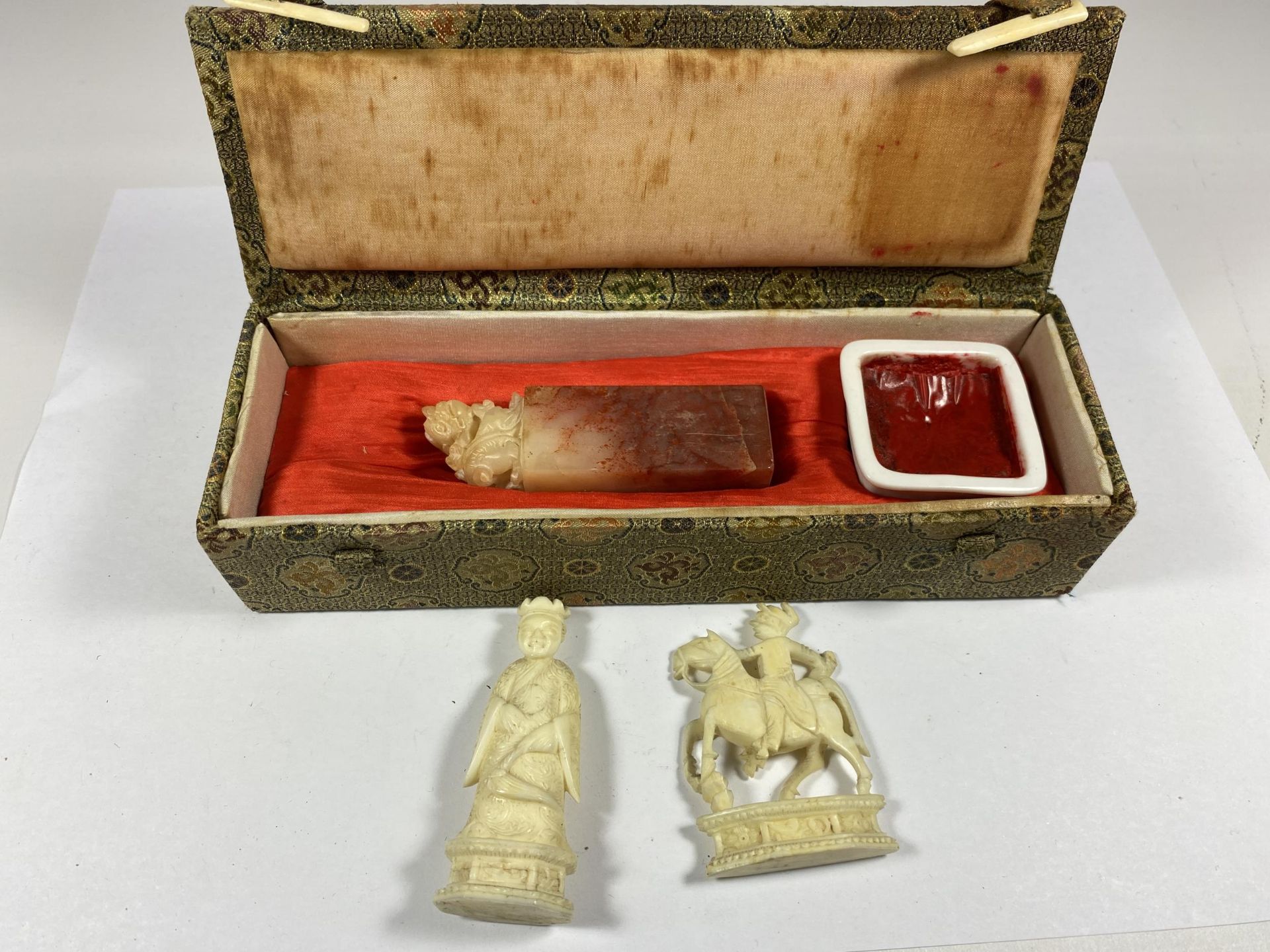 AN ORIENTAL WAX SEAL SET AND TWO CHESS PIECES