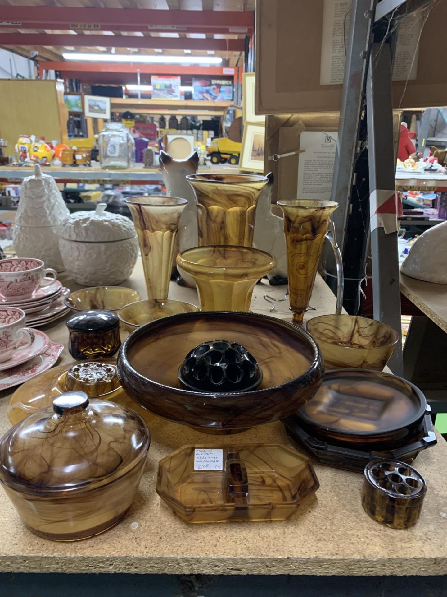 A LARGE QUANTITY OF AMBER GLASSWARE TO INCLUDE VASES, BOWLS, FROGS, ETC