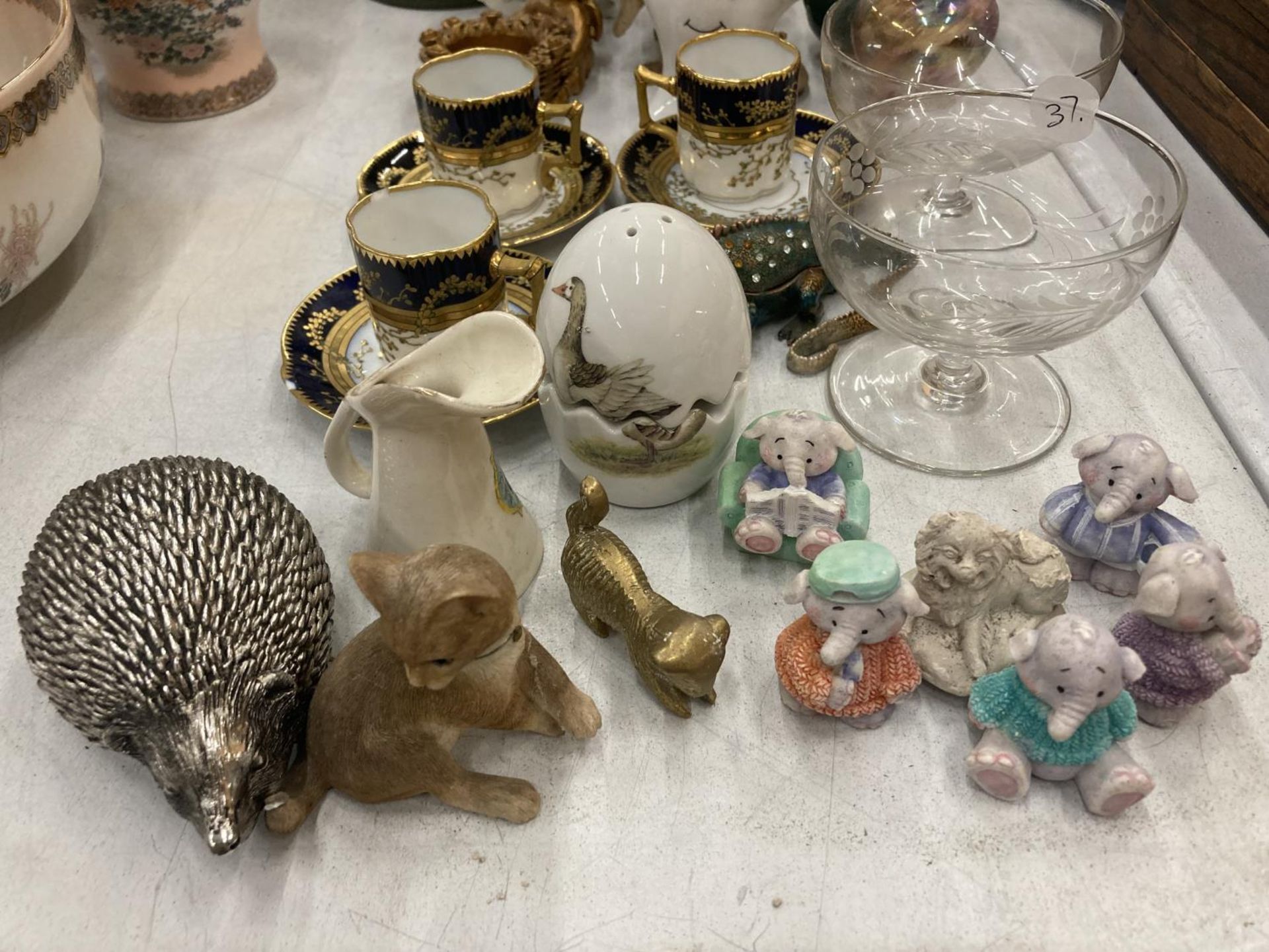 A MIXED LOT TO INCLUDE SMALL CUPS AND SAUCERS, ANIMAL FIGURES, GLASSWARE, A DOULTON MUG, ETC - Image 4 of 4