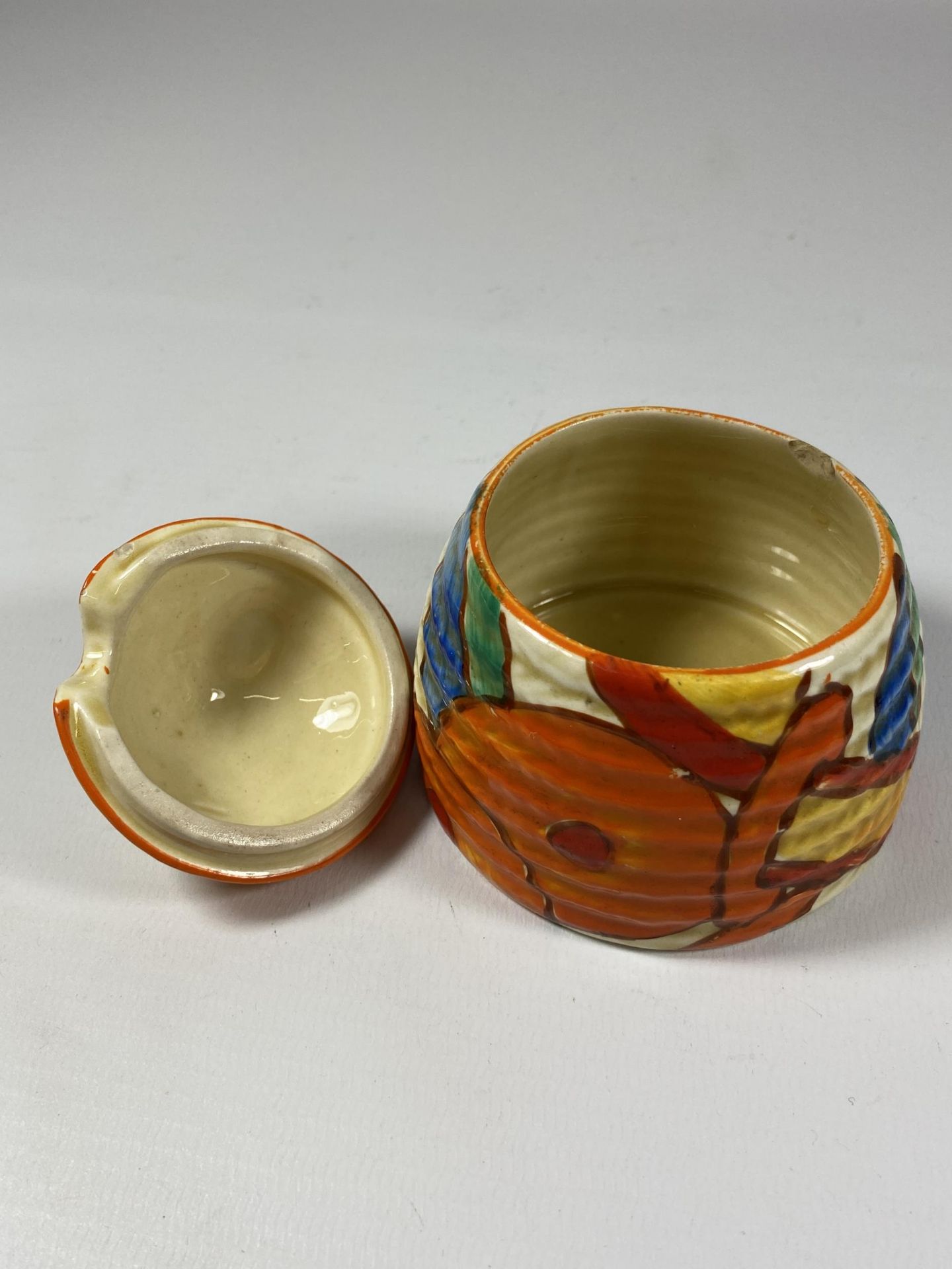 A CLARICE CLIFF CERAMIC HONEY POT IN THE 'FANTASQUE' PATTERN (CHIP TO RIM) - Image 2 of 4