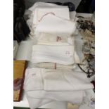 A LARGE QUANTITY OF QUALITY VINTAGE LINEN TO INCLUDE TABLE CLOTHS, NAPKINS, ETC