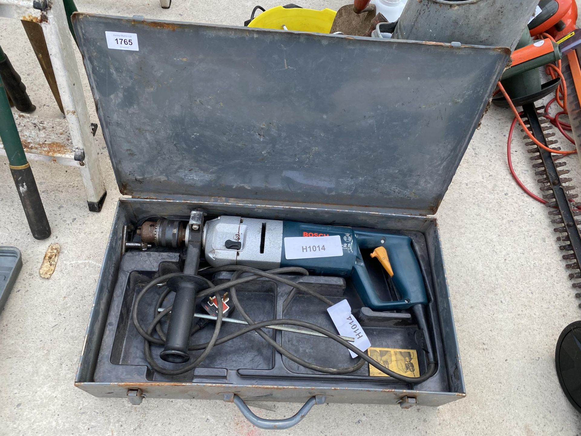 A BOSCH ELECTRIC SDS DRILL AND CARRY CASE