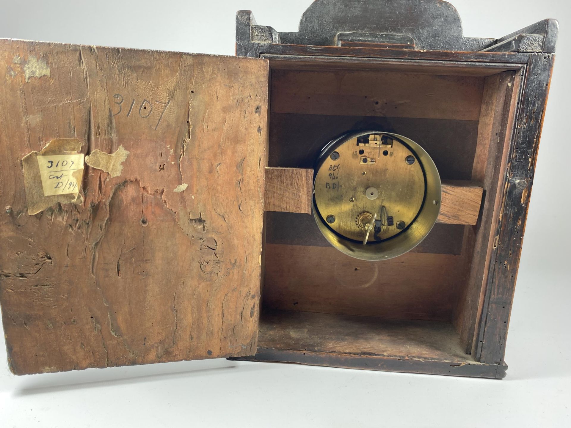 A 19TH CENTURY INLAID MAHOGANY MANTLE CLOCK WITH ROMAN NUMERALS AND ENAMEL DIAL, HEIGHT 28CM - Image 4 of 6