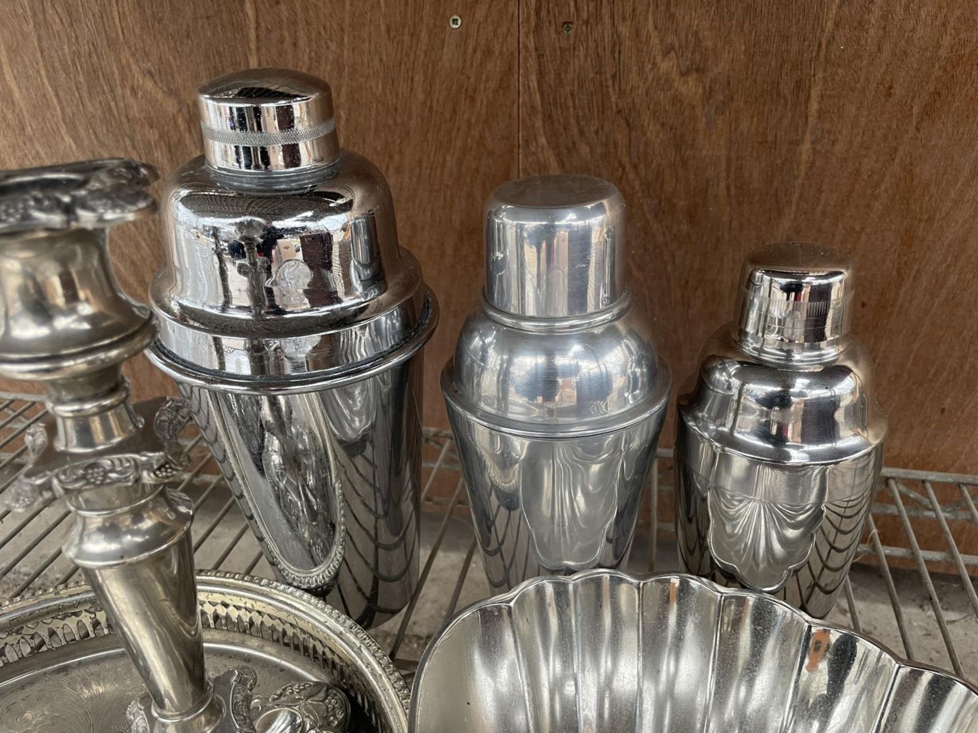 AN ASSORTMENT OF ITEMS TO INCLUDE STAINLESS STEEL COCKTAIL SHAKERS, A PAIR OF CANDLESTICKS AND A - Image 4 of 4