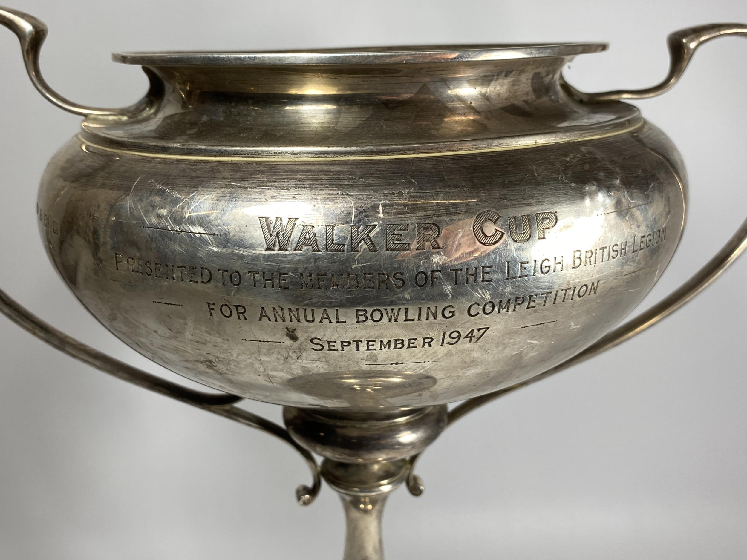 A LARGE GEORGE V SOLID SILVER TWIN HANDLED LIDDED TROPHY CUP, HALLMARKS FOR COLLIS & CO, - Image 4 of 7