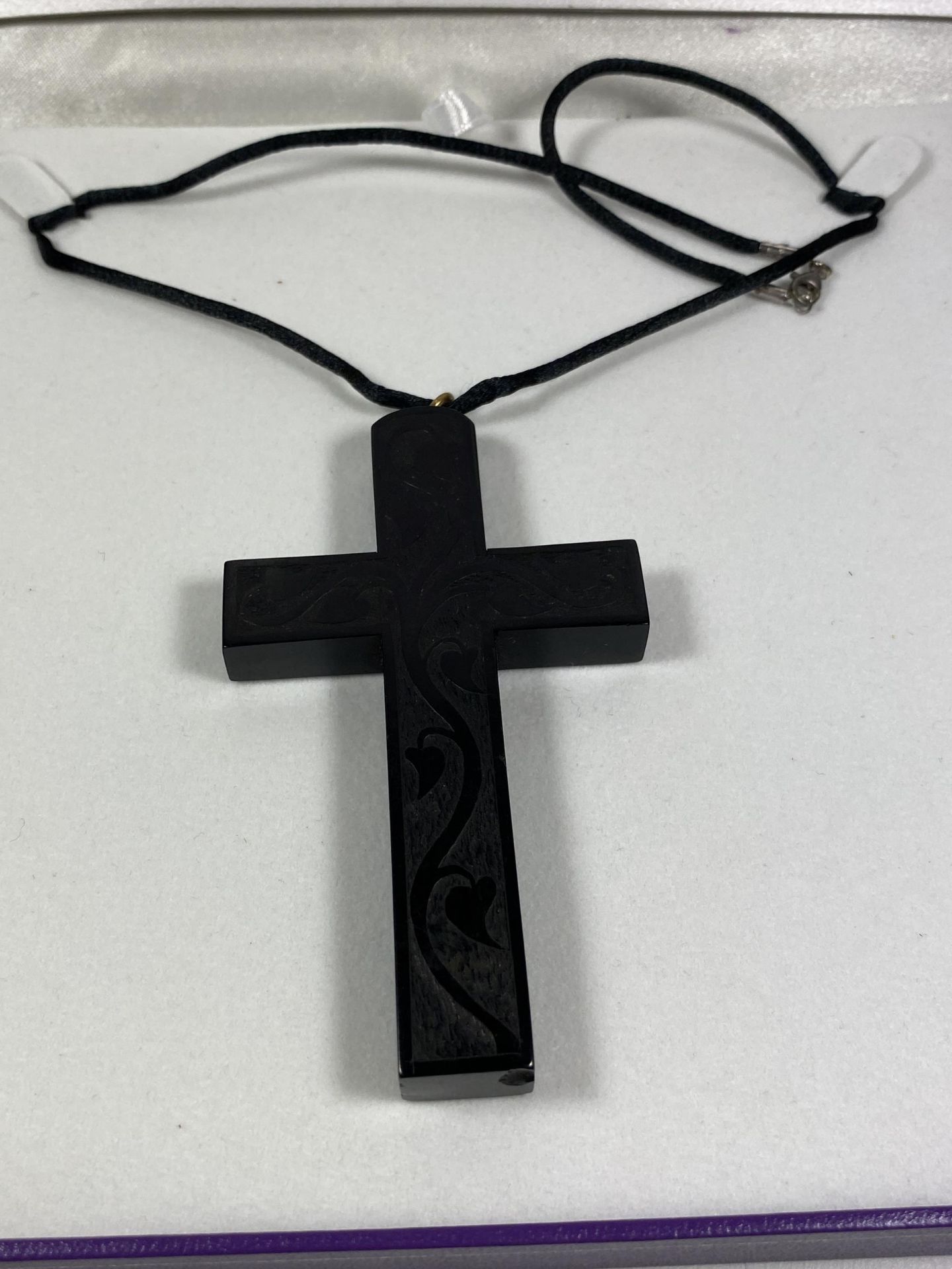 A BOXED WHITBY JET STYLE CROSS NECKLACE - Image 2 of 2
