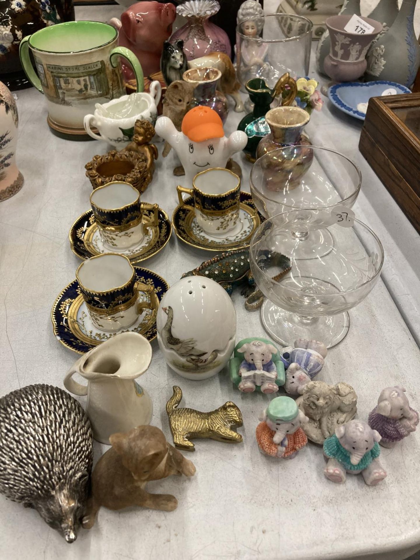 A MIXED LOT TO INCLUDE SMALL CUPS AND SAUCERS, ANIMAL FIGURES, GLASSWARE, A DOULTON MUG, ETC - Image 2 of 4