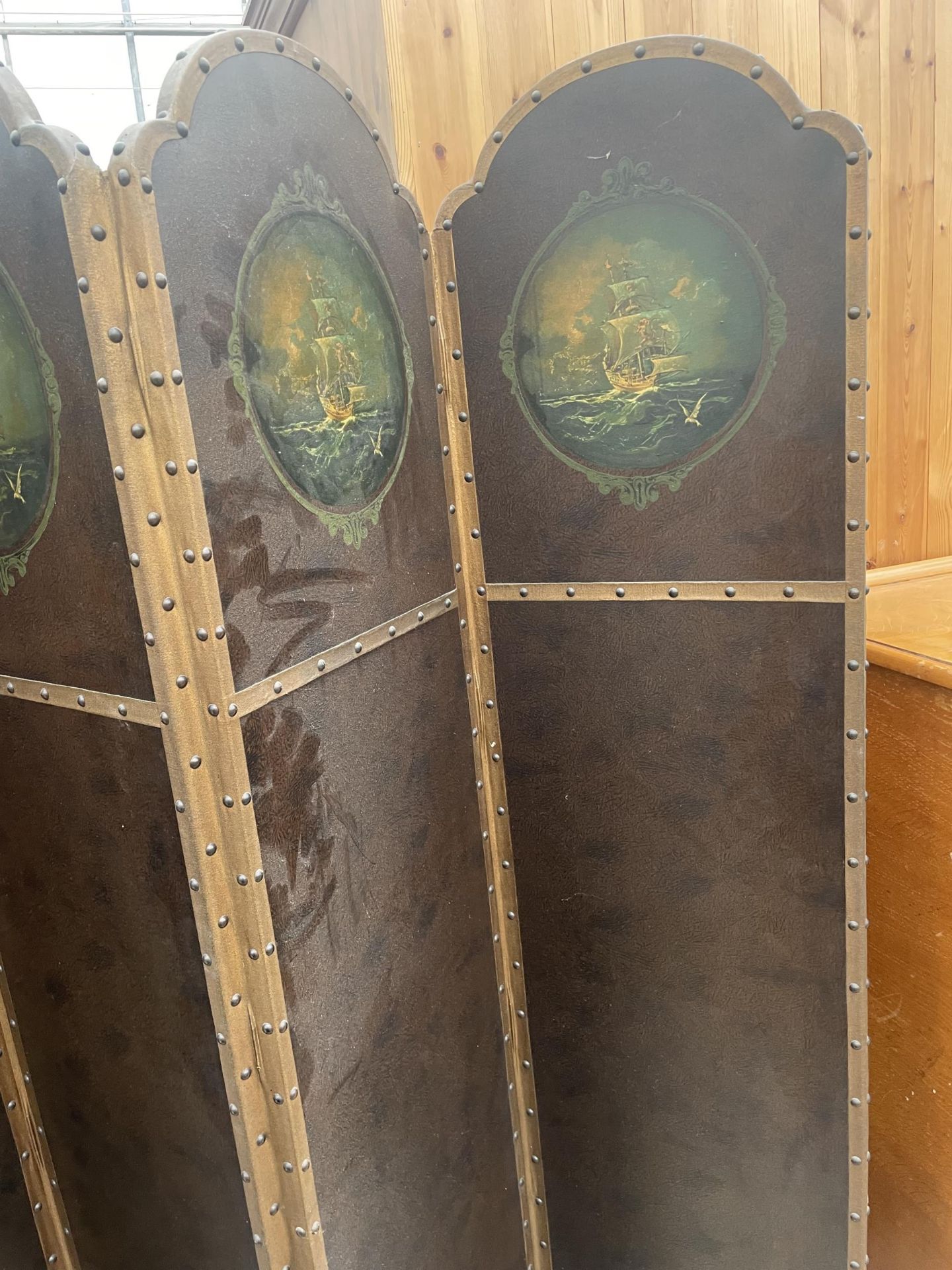 A MID 20TH CENTURY FOUR DIVISION SCREEN WITH PANELS DEPICTING MASTED WAR SHIPS - Bild 4 aus 4