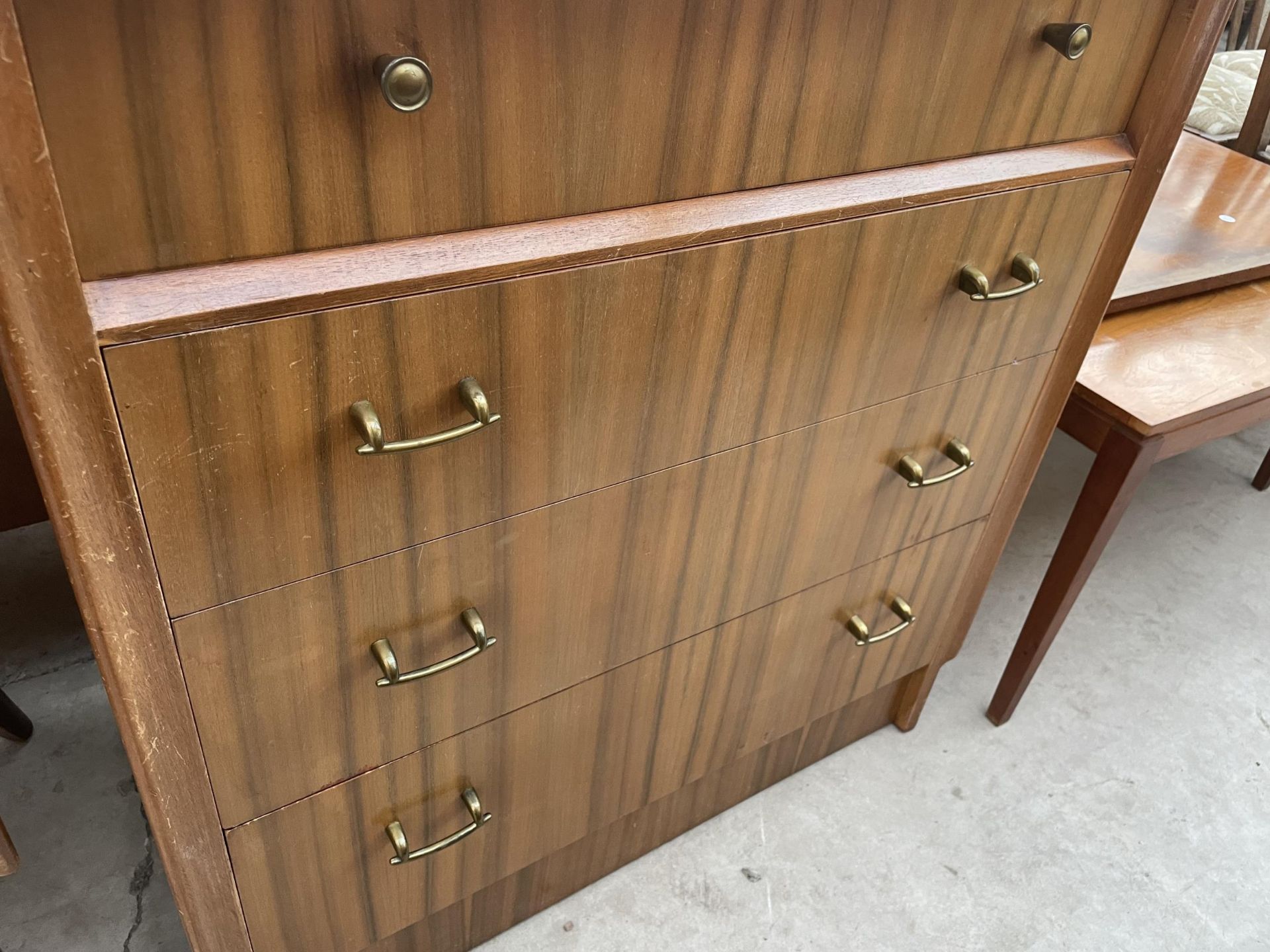 A MID 20TH CENTURY CHEST OF FOUR DRAWERS, 32.5" WIDE - Image 3 of 3