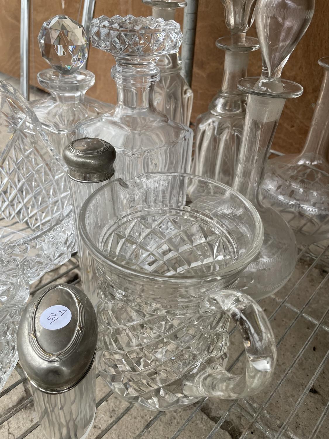 AN ASSORTMENT OF GLASS ITEMS TO INCLUDE DECANTORS, JUGS AND A BASKET ETC - Image 2 of 3