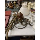 A BRASS AND WOOD LIGHT FITTING TOGETHER WITH SHADE AND A VINTAGE PAIR OF HORSE HAMES