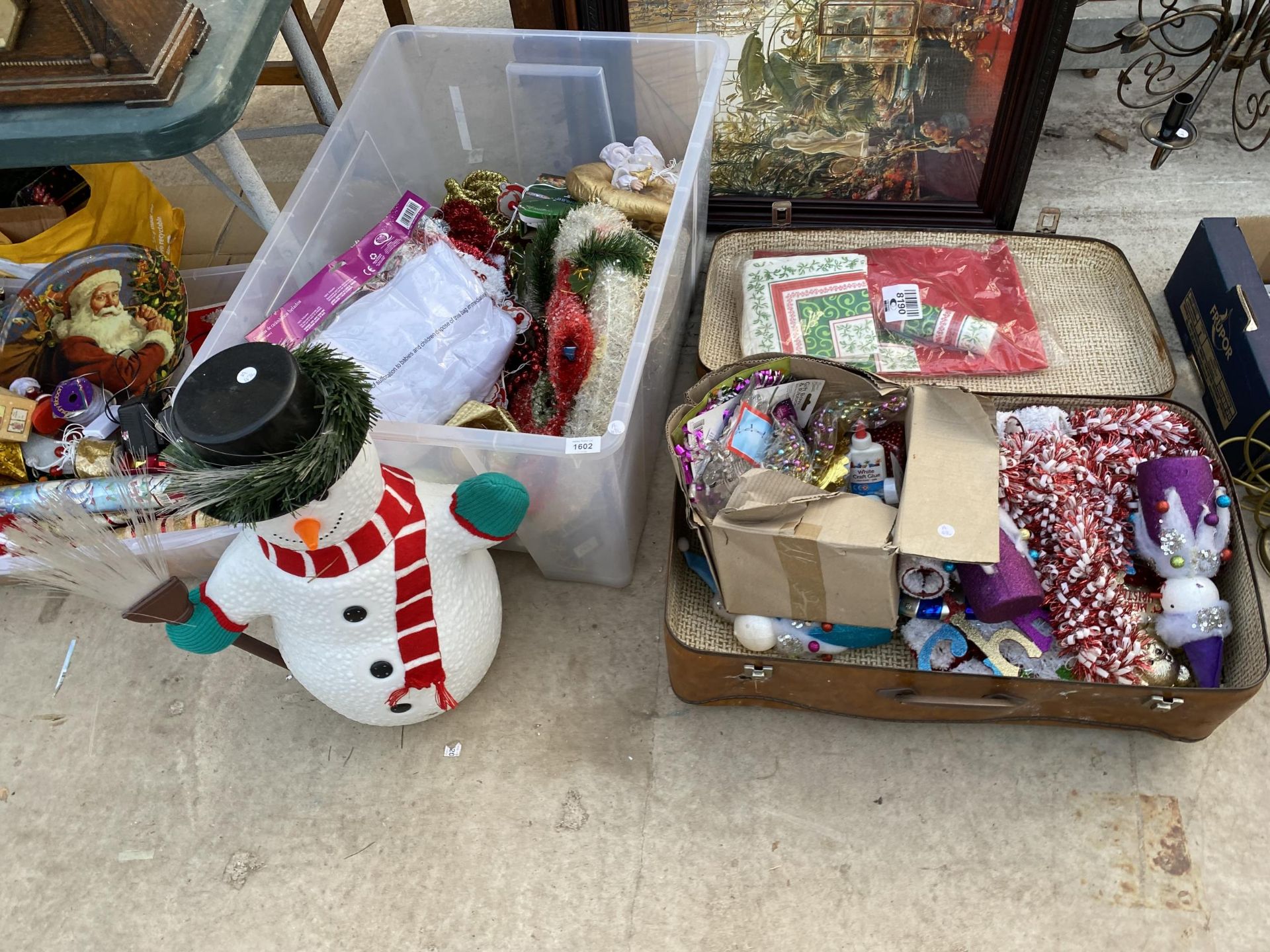 A LARGE ASSORTMENT OF CHRISTMAS DECORATIONS TO INCLUDE A SNOWMAN, BEADS AND TINSEL ETC
