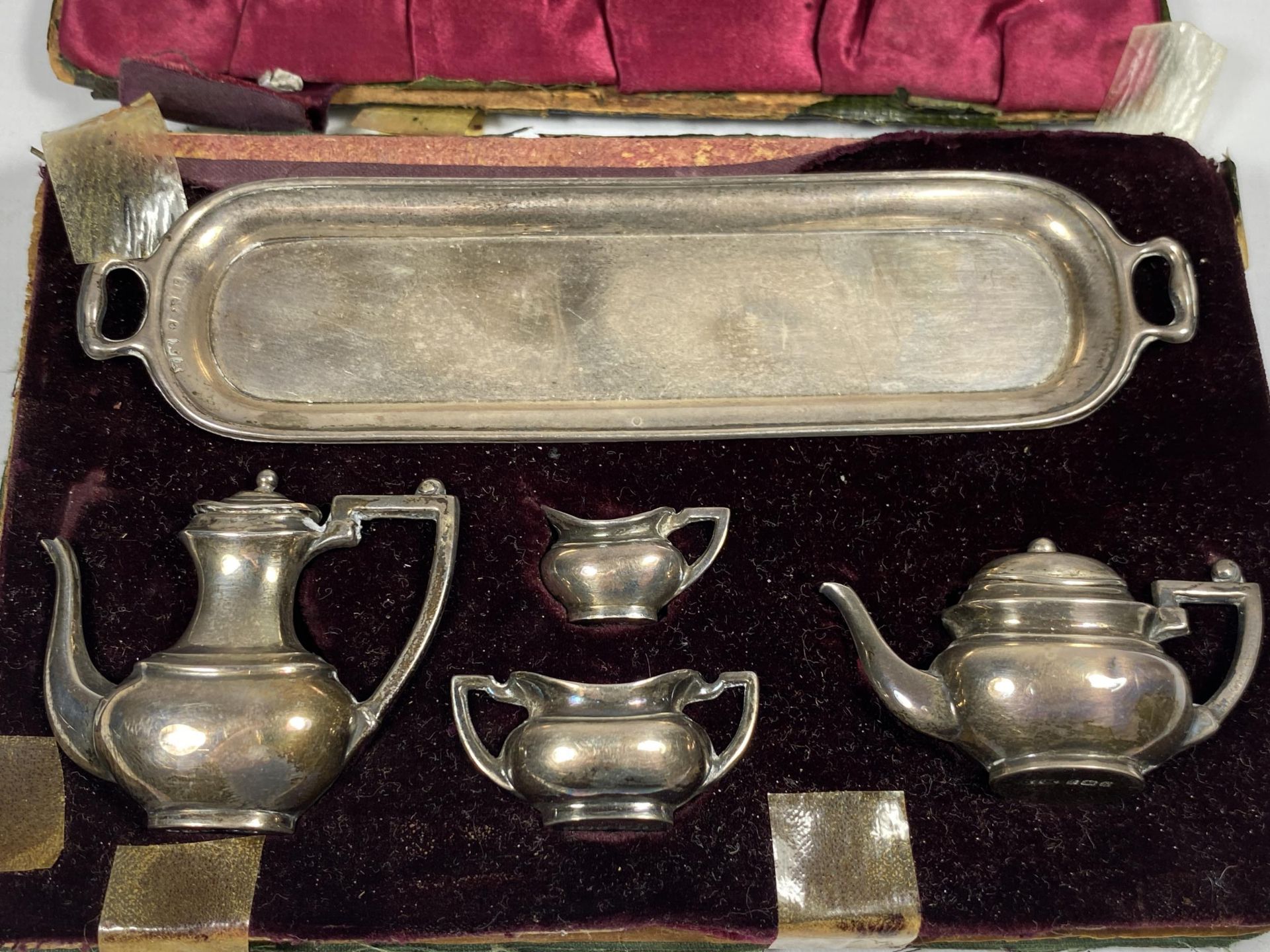 A MINIATURE 1920'S HALLMARKED SILVER TEA SET IN CASE (CASE A/F) - Image 2 of 4