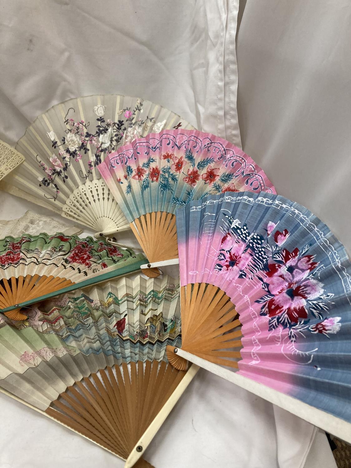 A QUANTITY OF VINTAGE FANS TO INCLUDE PAPER AND LACE EXAMPLES - 10 IN TOTAL - Image 2 of 4