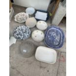 AN ASSORTMENT OF CERAMICS TO INCLUDE A BLUE AND WHITE MEAT PLATTER, BOWLS AND PLATES ETC