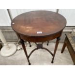 AN EDWARDIAN MAHOGANY 24" DIAMETER TWO TIER CENTRE TABLE ON TURNED TAPERING LEGS