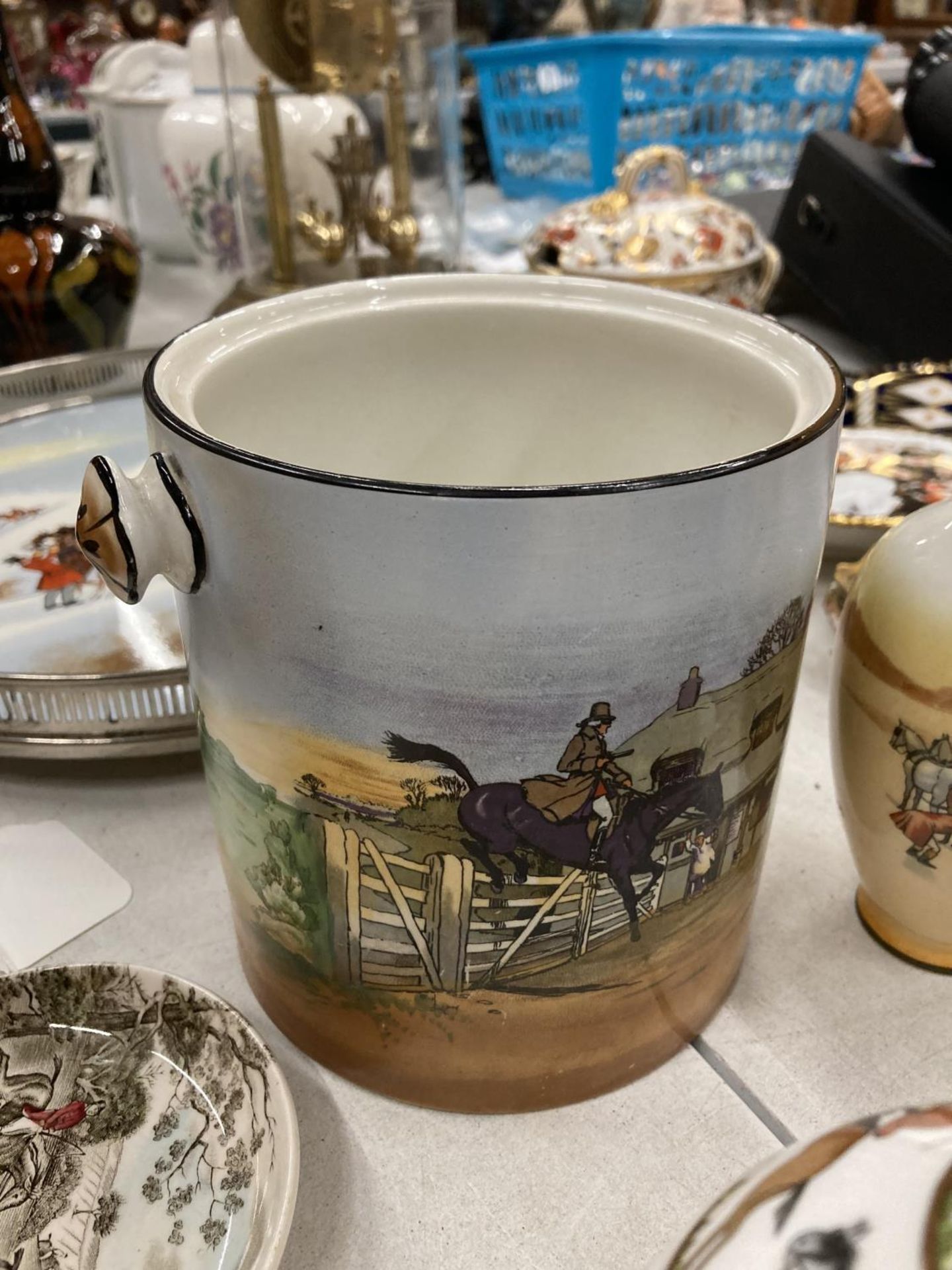 A 'HUNTING' THEMED LOT TO INCLUDE A CERAMIC TRAY WITH PLATED GALLERIED EDGE, BURLEIGHWARE POT, CROWN - Bild 3 aus 5