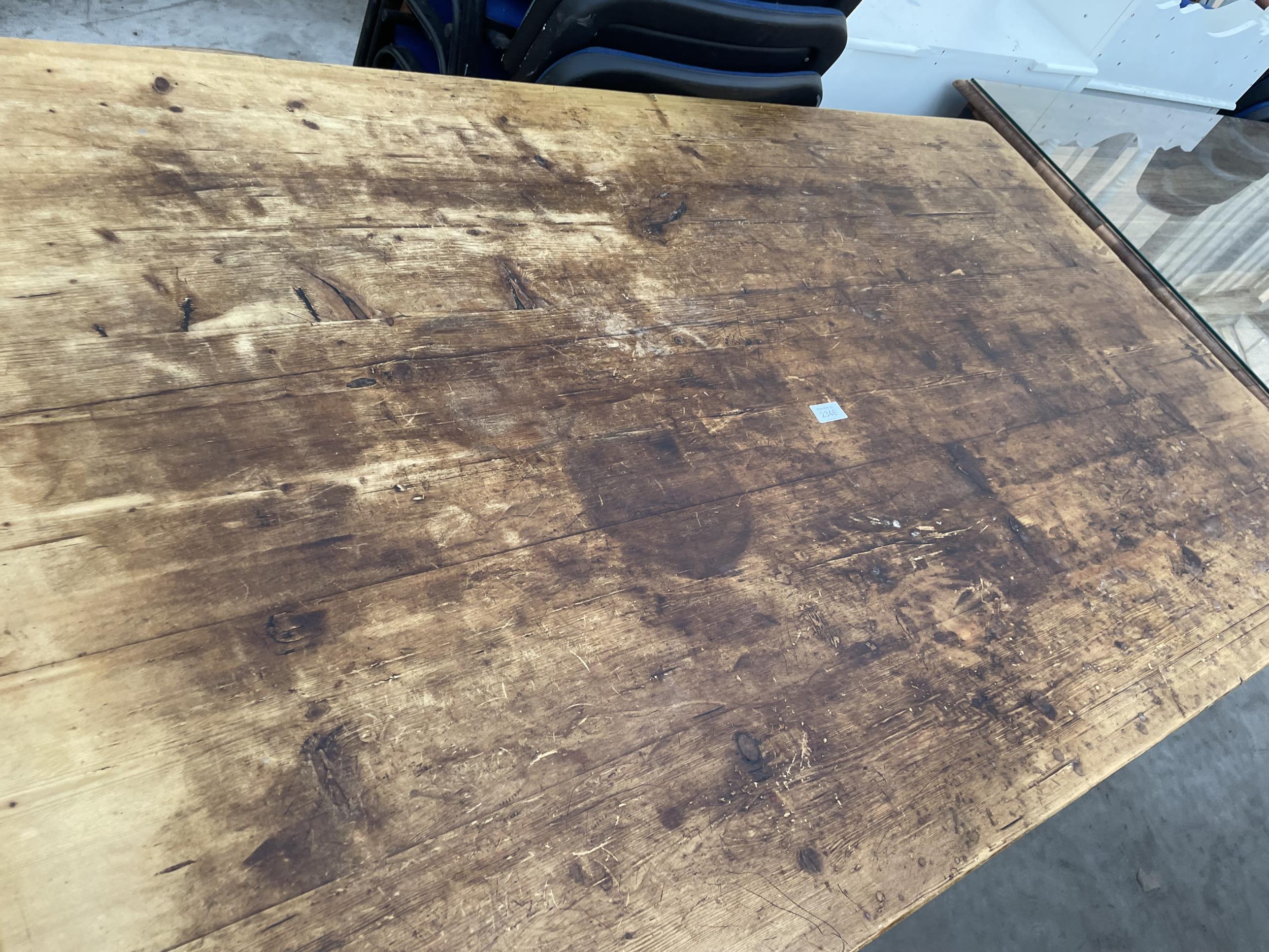 A VICTORIAN STYLE PINE KITCHEN TABLE ON TURNED LEGS, 60X36" - Image 2 of 3