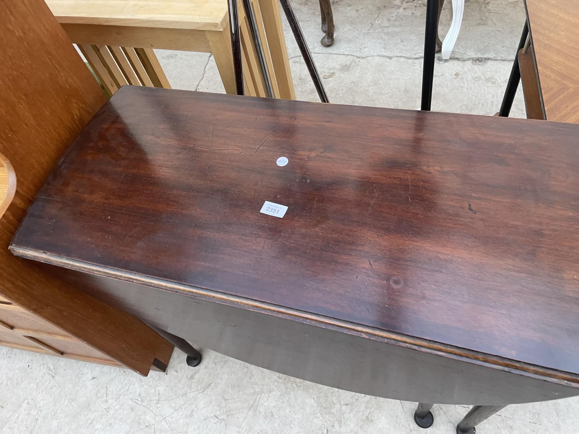 A 19TH CENTURY OVAL DROP-LEAF DINING TABLE ON TAPERING LEGS, WITH PAD FEET, 47X35" - Image 2 of 3