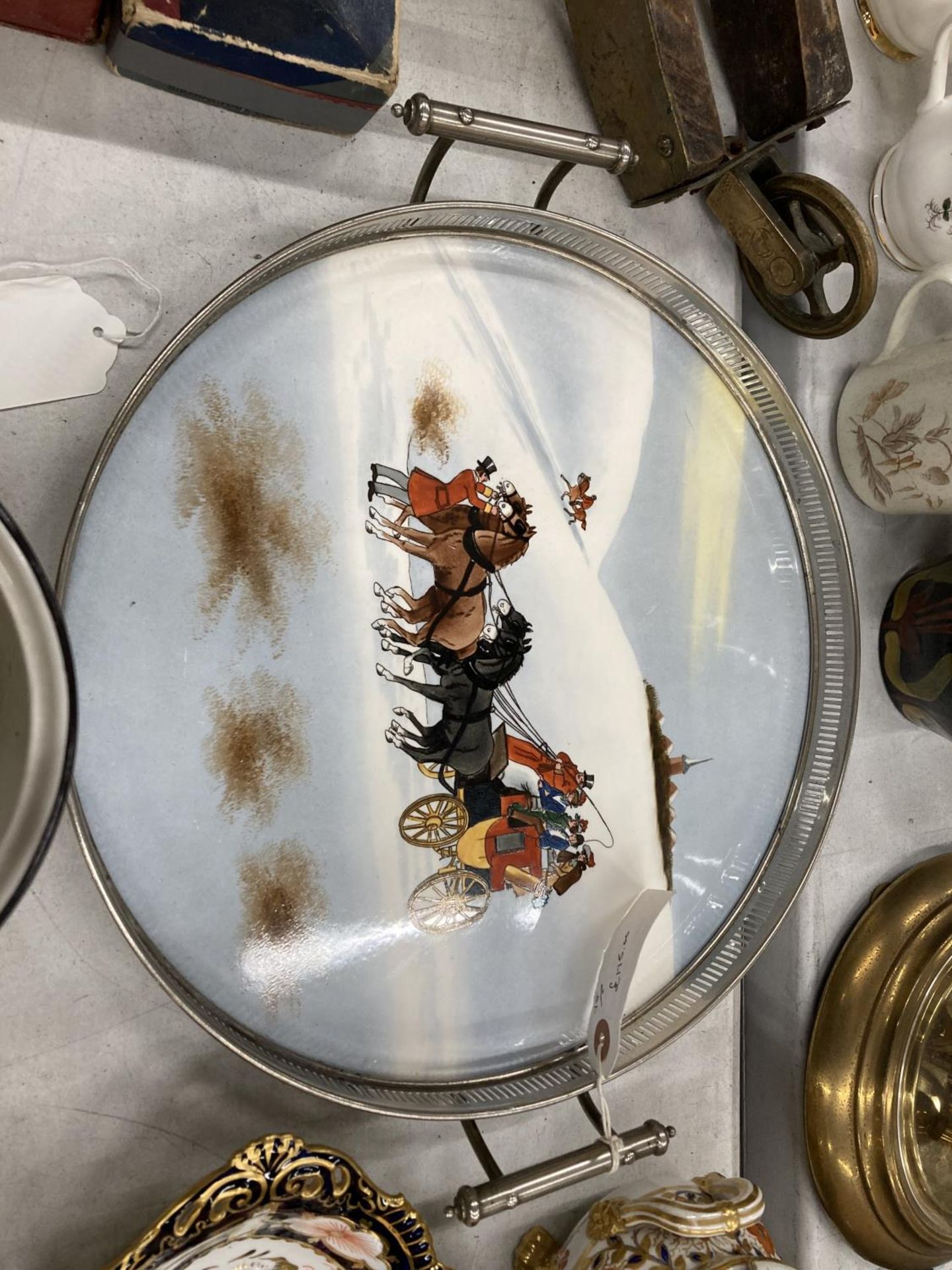 A 'HUNTING' THEMED LOT TO INCLUDE A CERAMIC TRAY WITH PLATED GALLERIED EDGE, BURLEIGHWARE POT, CROWN - Bild 2 aus 5