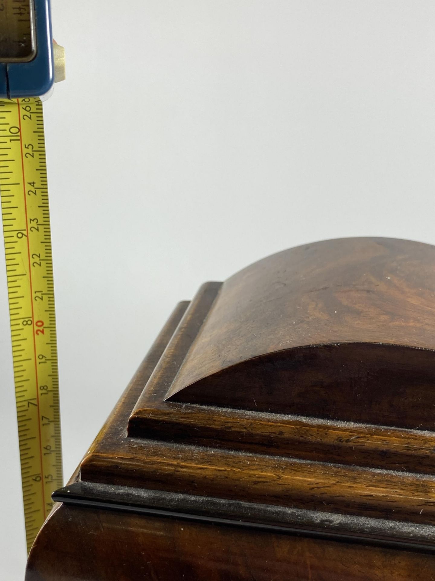 A 19TH CENTURY FRENCH WALNUT CASED CHIMING MANTLE CLOCK, HEIGHT 23CM - Image 5 of 5