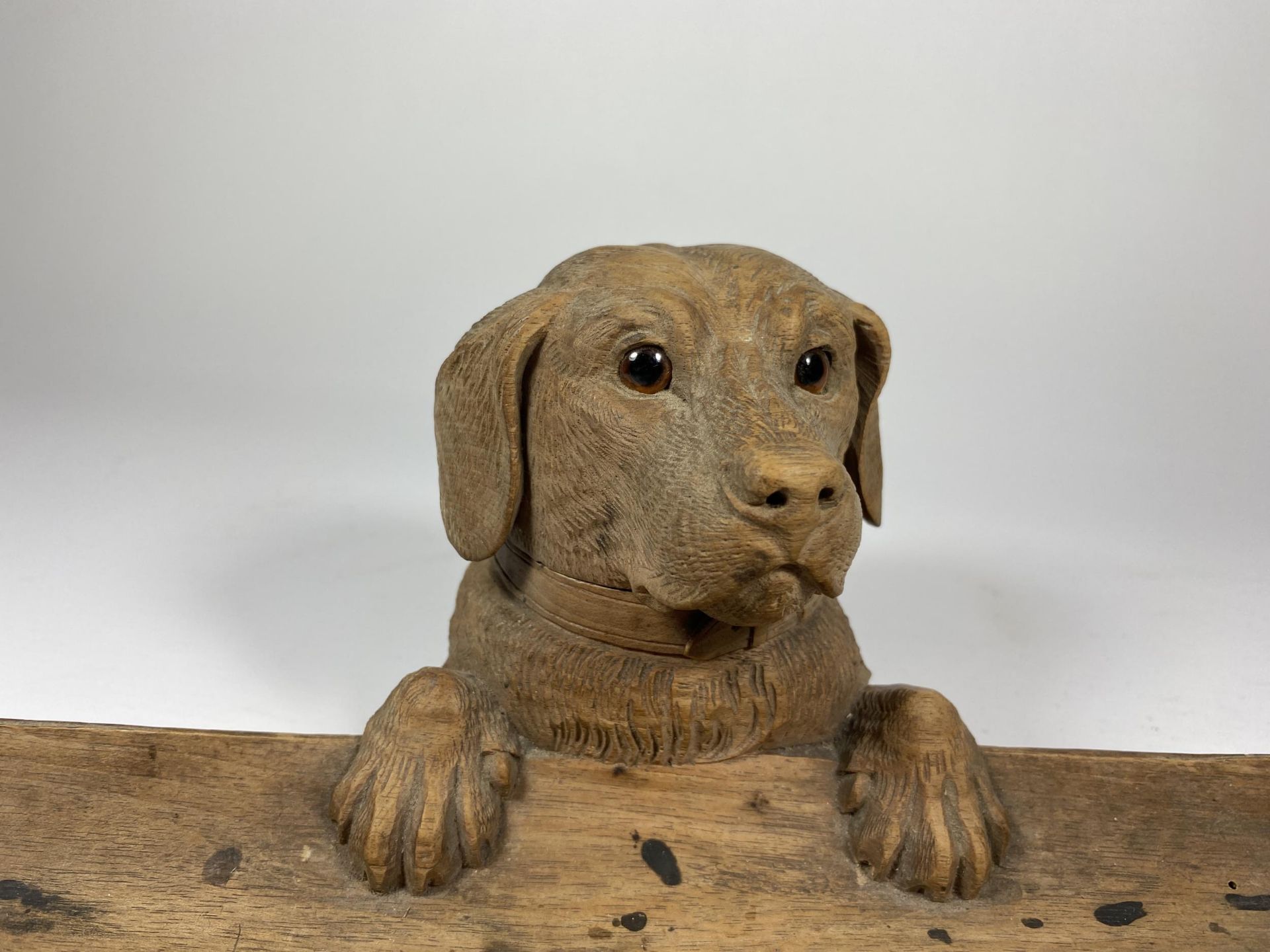 A 19TH CENTURY BAVARIAN BLACK FOREST CARVED DOG INKWELL WITH GENEVE MARK, LENGTH 24.5CM - Bild 2 aus 5