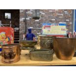A QUANTITY OF BRASS AND COPPER ITEMS TO INCLUDE A SMALL COAL BUCKET, PLANTERS, ICE BUCKET, ETC