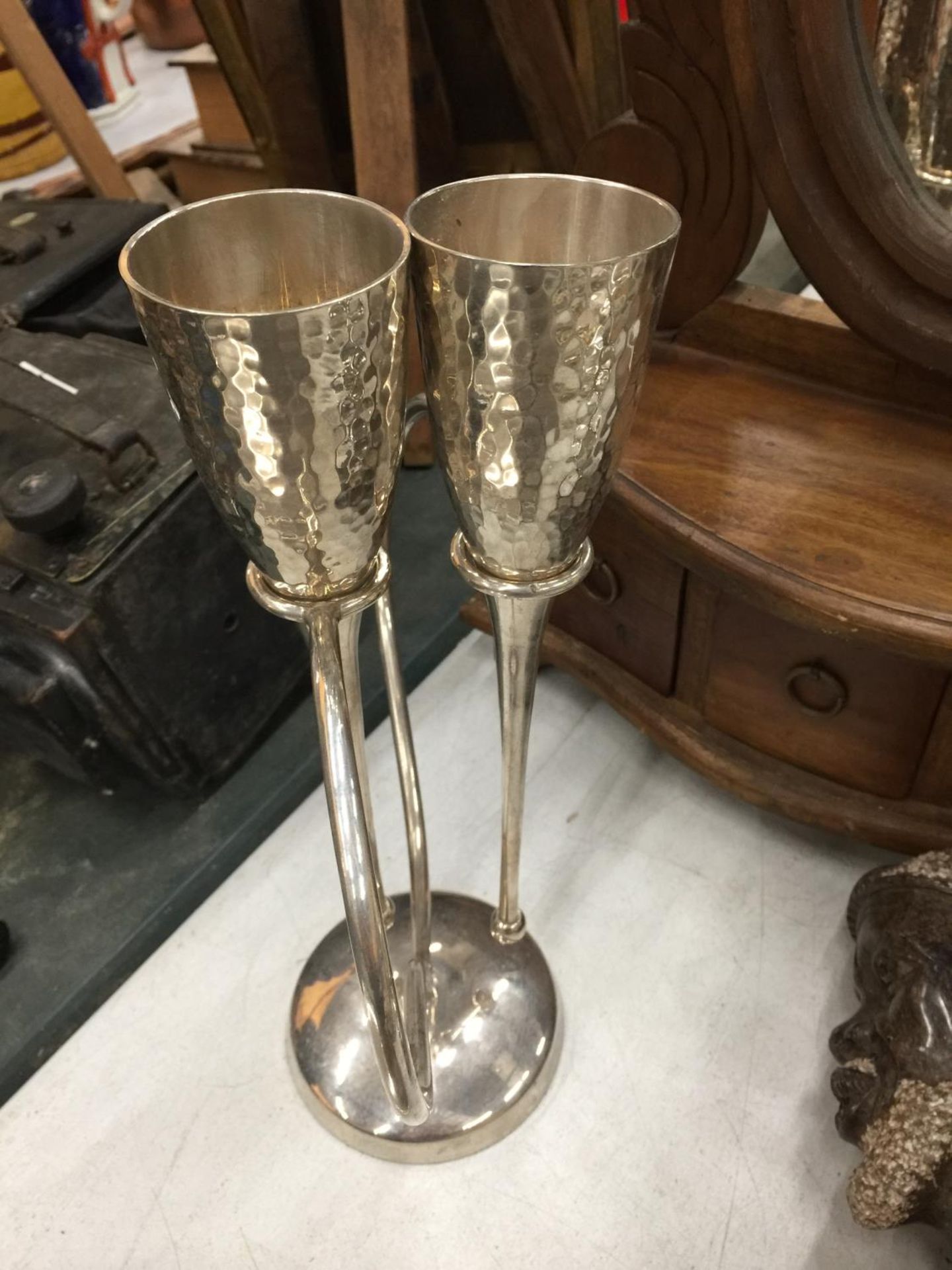 A SILVER PLATED WINE GLASS HOLDER WITH SILVER PLATED CHAMPAGNE FLUTES - Image 2 of 3