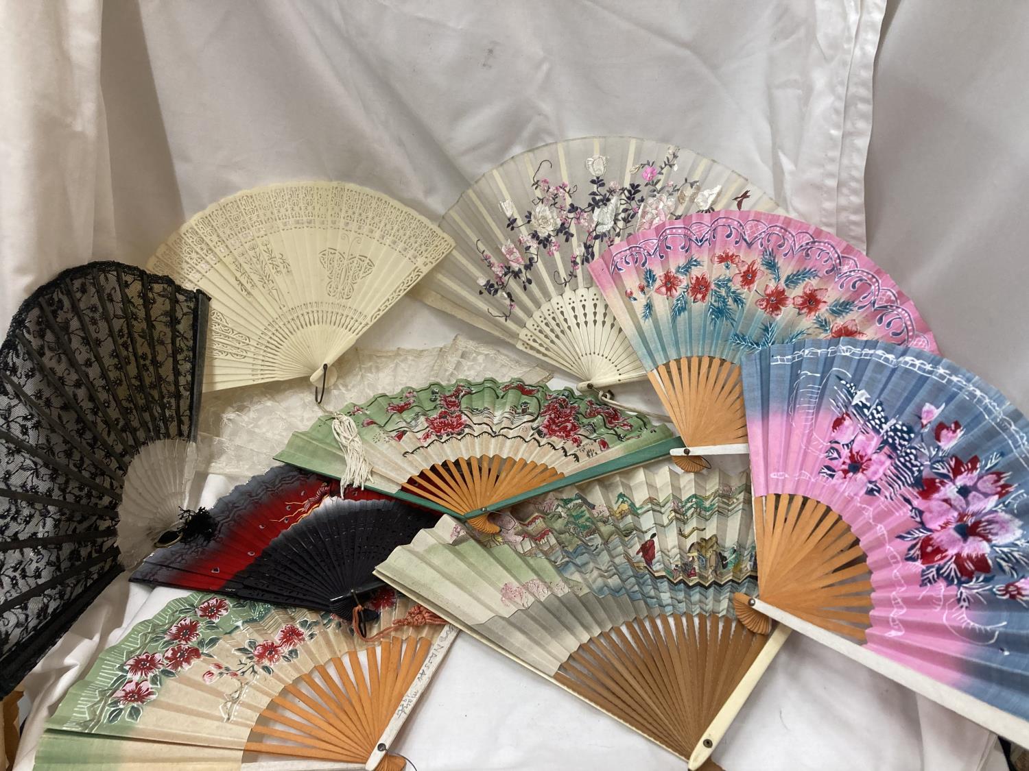 A QUANTITY OF VINTAGE FANS TO INCLUDE PAPER AND LACE EXAMPLES - 10 IN TOTAL