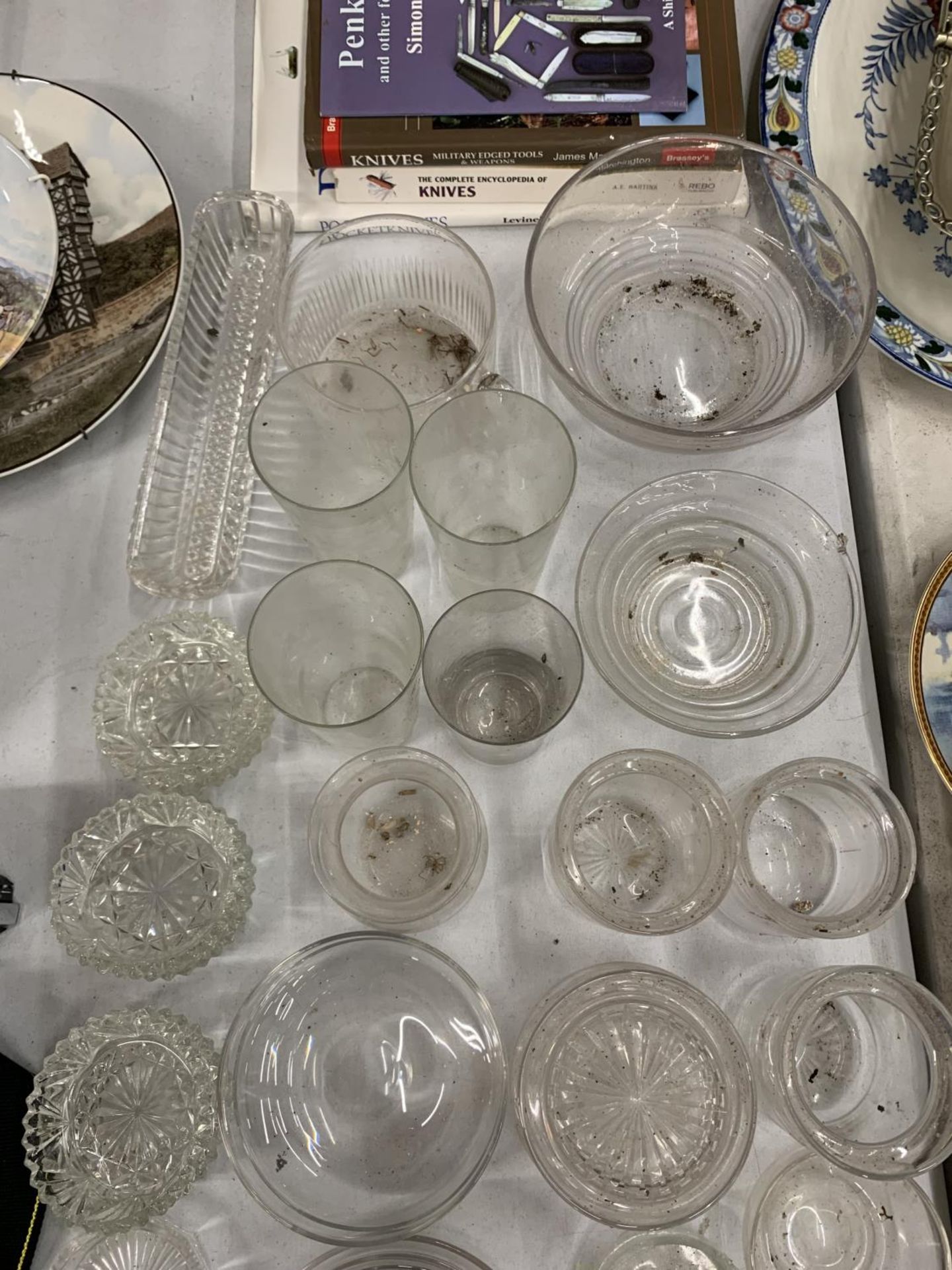 A QUANTITY OF VINTAGE GLASSWARE TO INCLUDE BOWLS, JARS, DISHES, GLASSES, ETC - Bild 2 aus 3