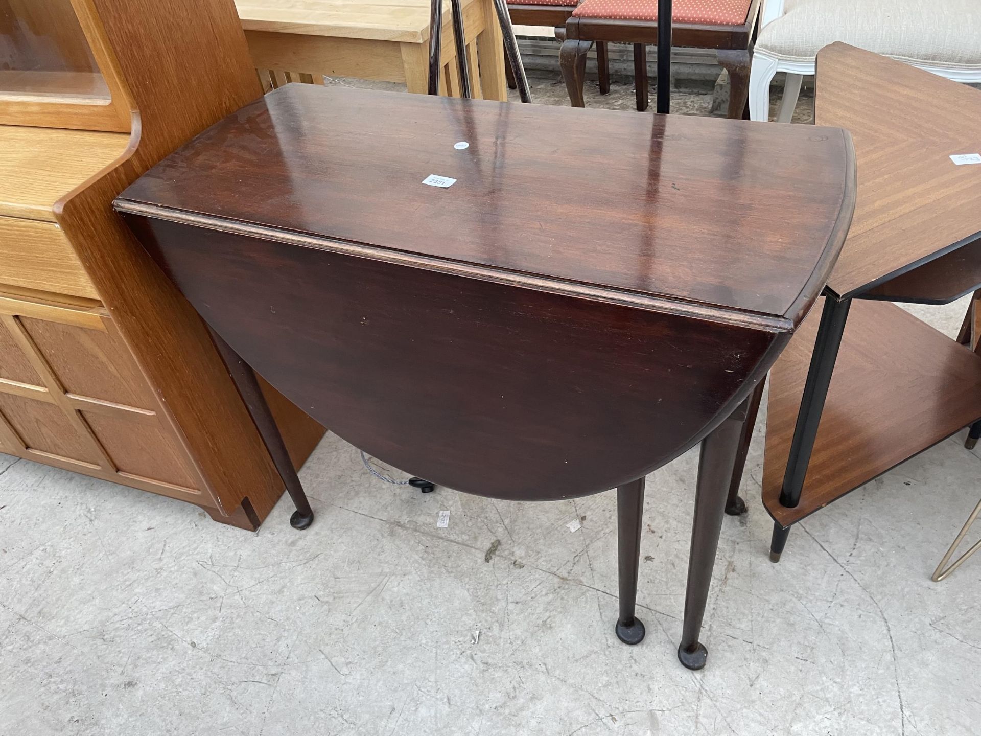 A 19TH CENTURY OVAL DROP-LEAF DINING TABLE ON TAPERING LEGS, WITH PAD FEET, 47X35"