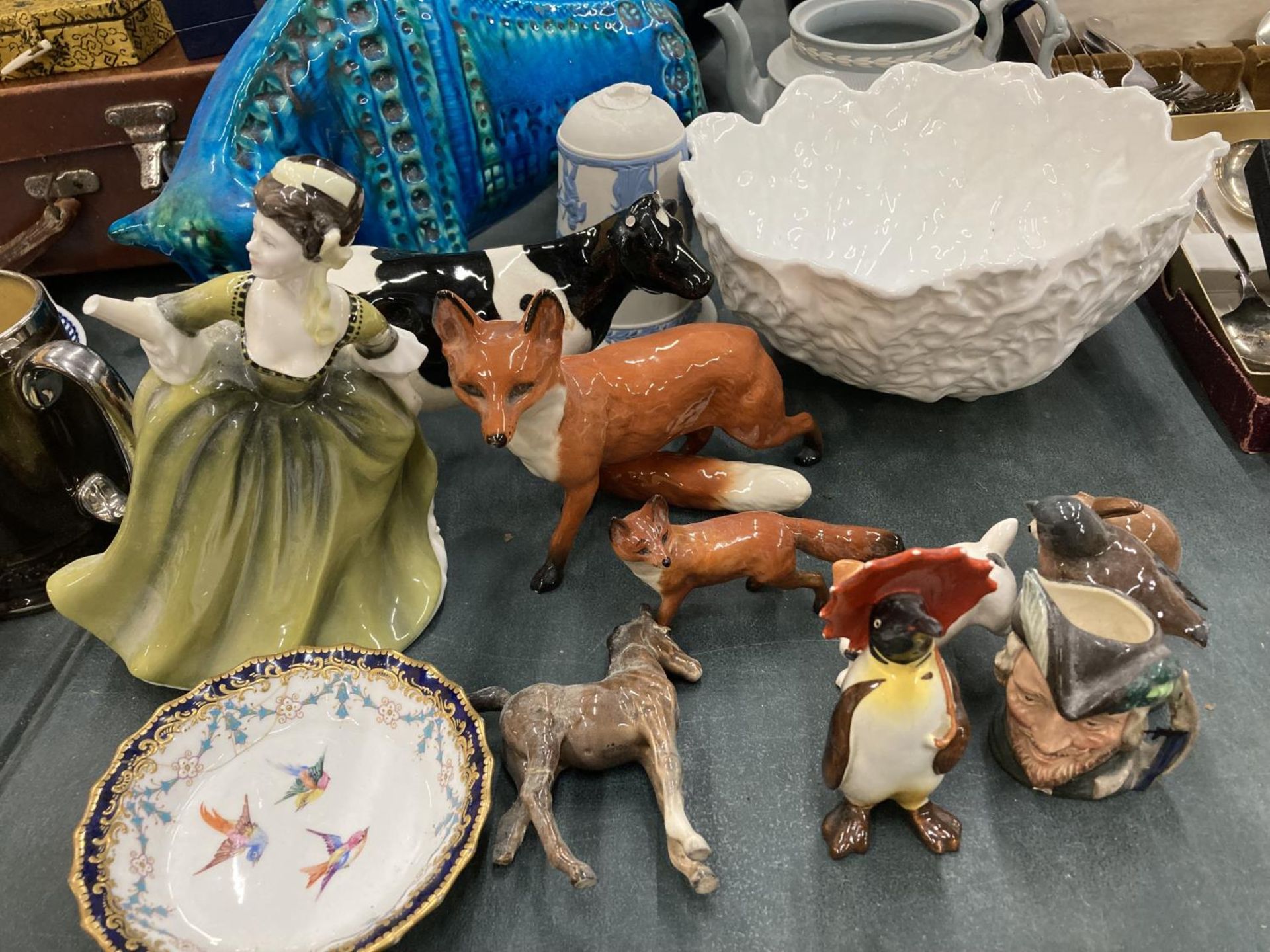 A QUANTITY OF CERAMIC ITEMS TO INCLUDE BESWICK FOXES, PENGUIN, COW, ETC, A MOORCROFT BOWL, ROYAL - Image 2 of 5