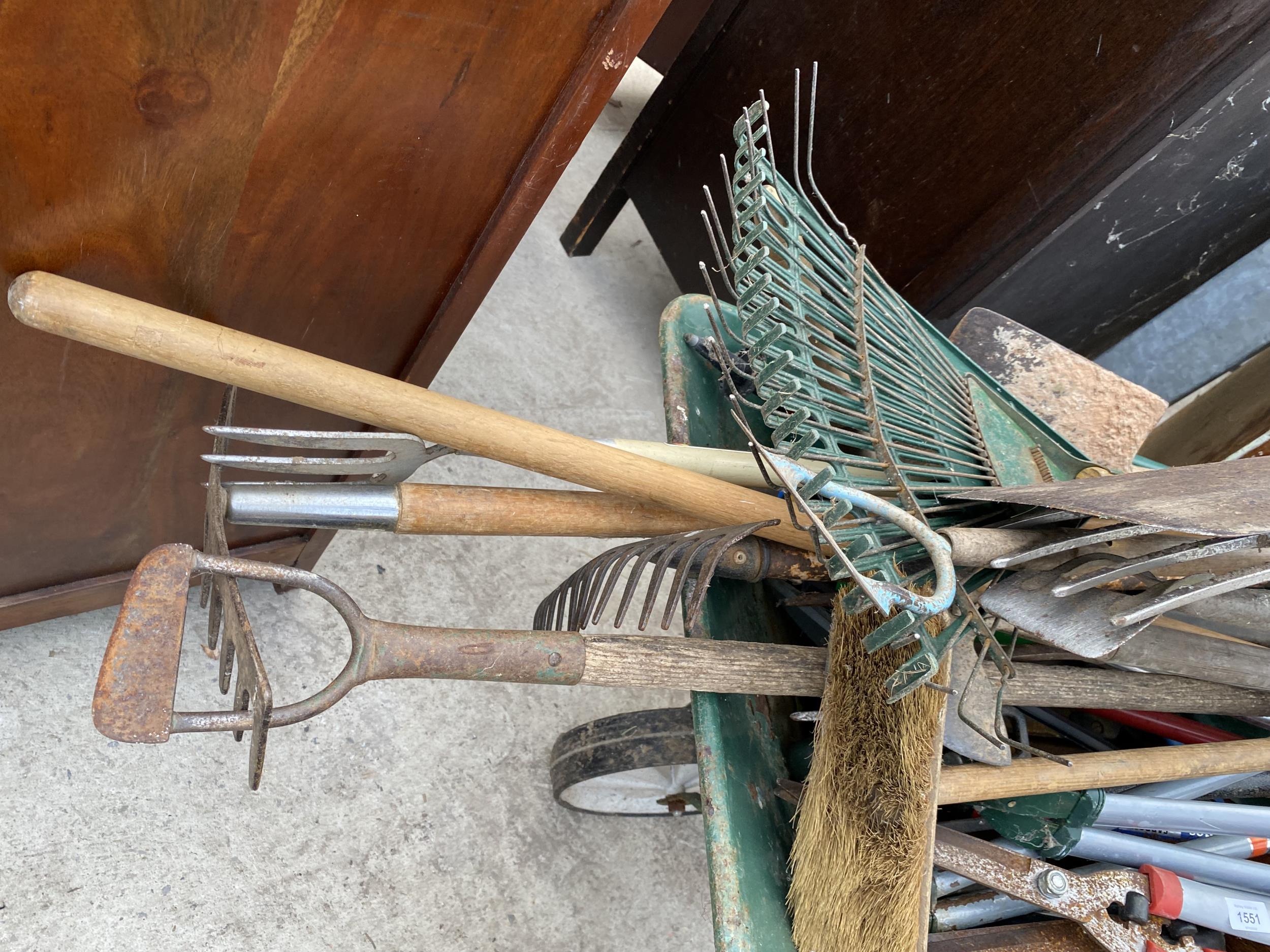 A LARGE ASSORTMENT OF GARDEN TOOLS TO INCLUDE A WHEEL BARROW, SHEARS AND HOES ETC - Image 5 of 6