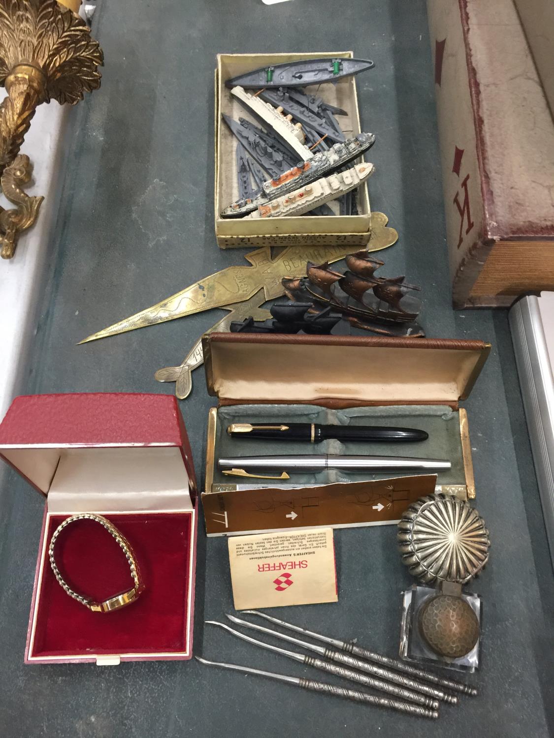 A MIXED LOT TO INCLUDE A BOXED ROAMER WRISTWATCH, BOXEDPARKER PEN SET, TWO BRASS PRISONER OF WAR