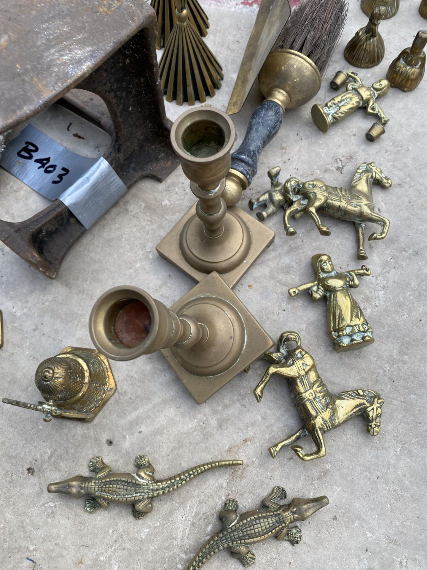 A LARGE ASSORTMENT OF MAINLY BRASS ITEMS TO INCLUDE A COBBLERS LAST, BRASS VASES AND A LARGE BRASS - Image 5 of 7