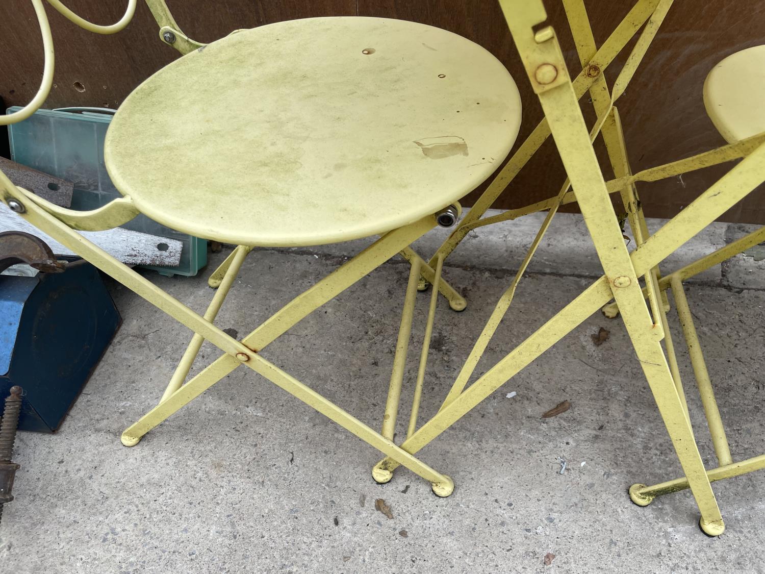 A FOLDING METAL BISTRO SET COMPRISING OF A ROUND TABLE AND TWO CHAIRS - Image 3 of 3