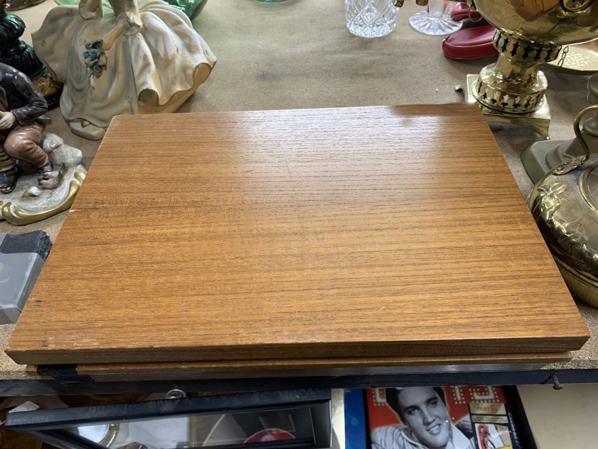 A VINTAGE CANTEEN OF CUTLERY IN A TEAK BOX - Image 4 of 4