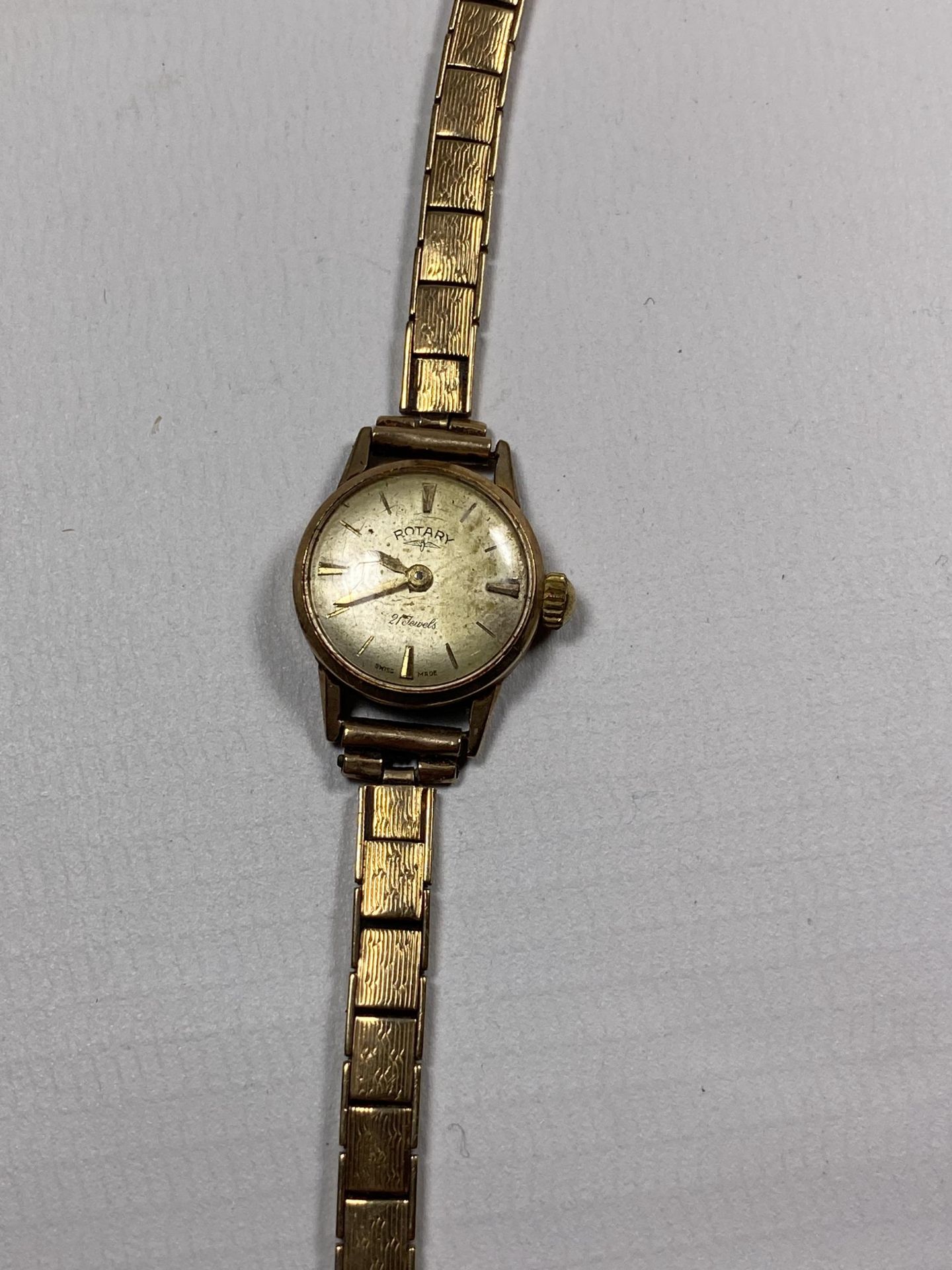 A 9CT YELLOW GOLD ROTARY WATCH & STRAP, TOTAL WEIGHT 15.2G