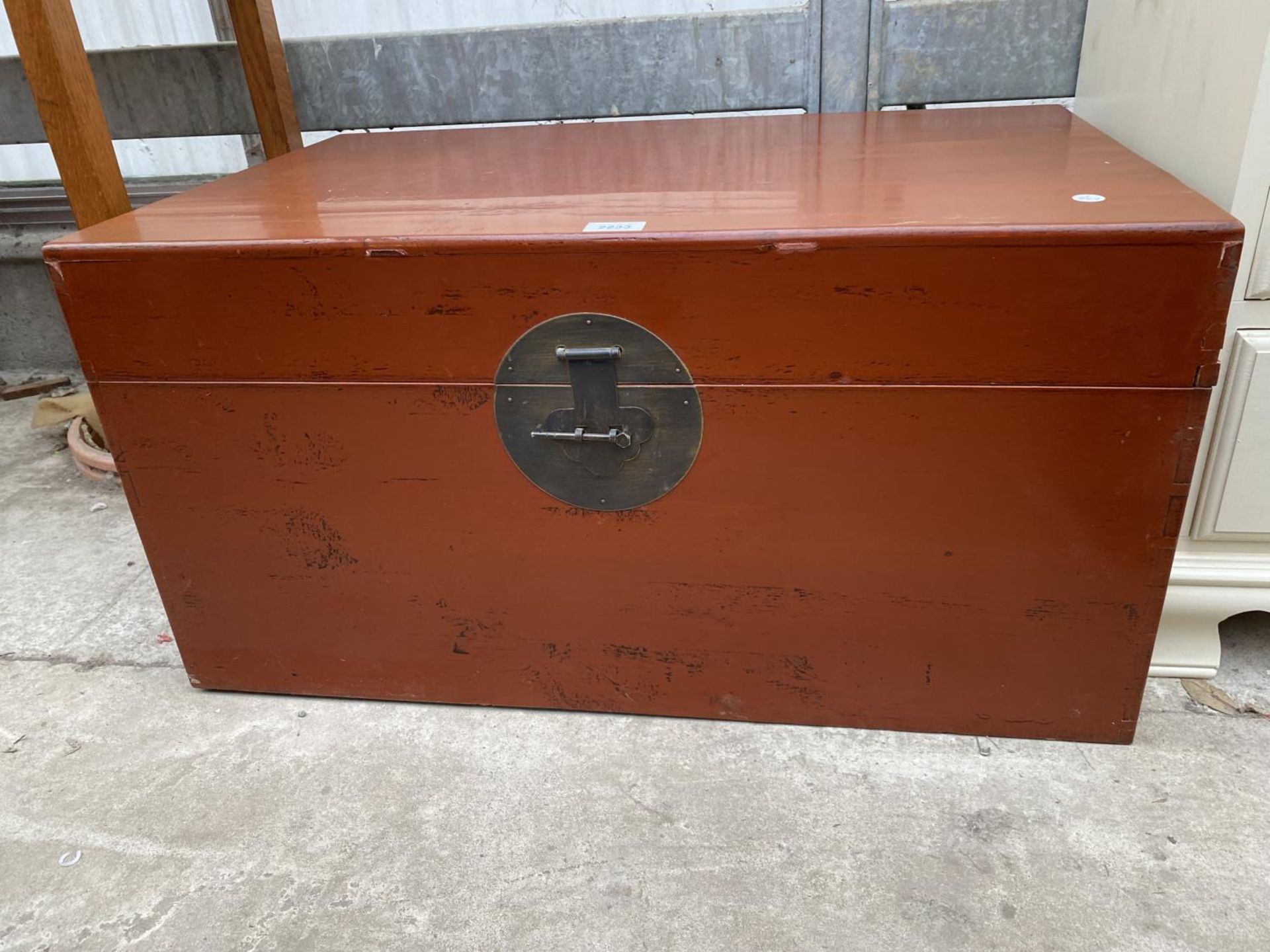 A CHINESE RED LAQUERED STORAGE BOX, 30.5" WIDE - Image 2 of 4