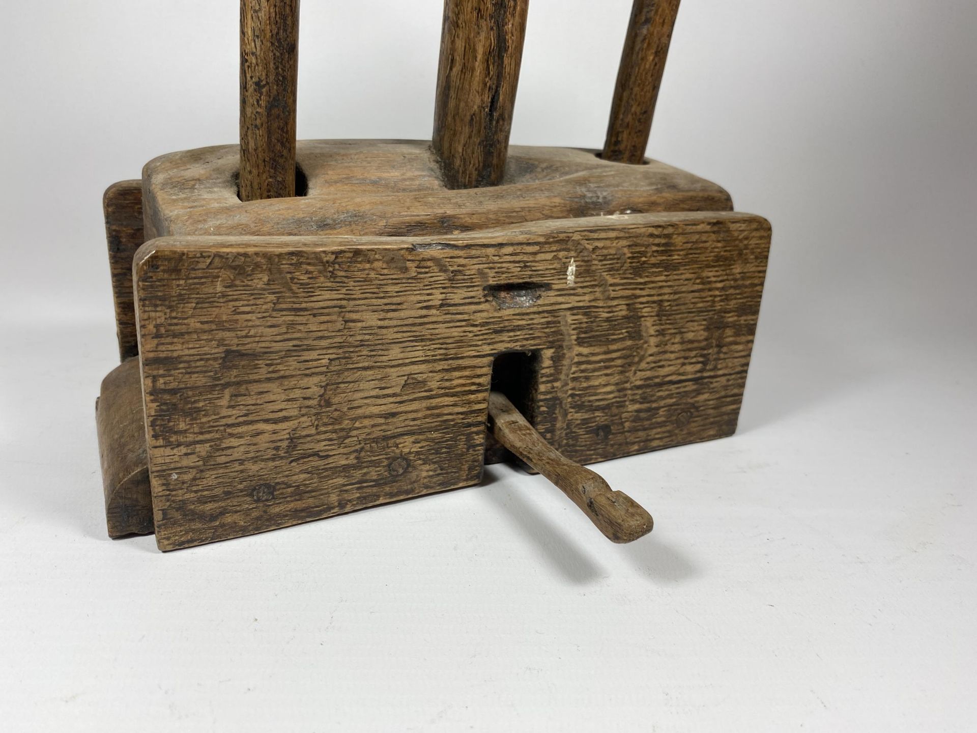 AN UNUSUAL 18TH CENTURY OAK WOODEN MOUSETRAP, HEIGHT 28CM - Image 2 of 4