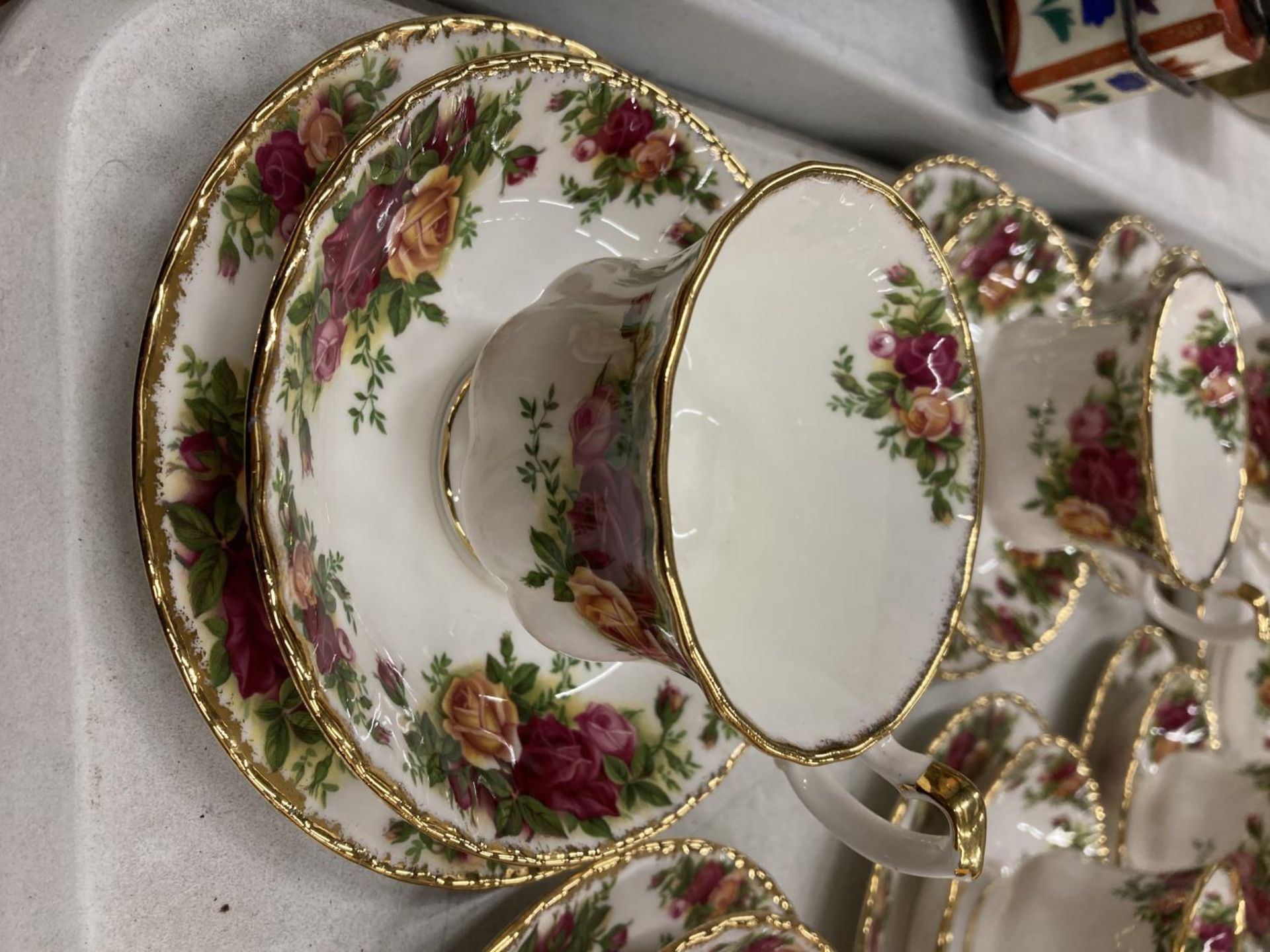 A QUANTITY OF ROYAL ALBERT 'COLD COUNTRY ROSES' TO INCLUDE CUPS, SAUCERS, SIDE PLATES, A CREAM - Bild 3 aus 4