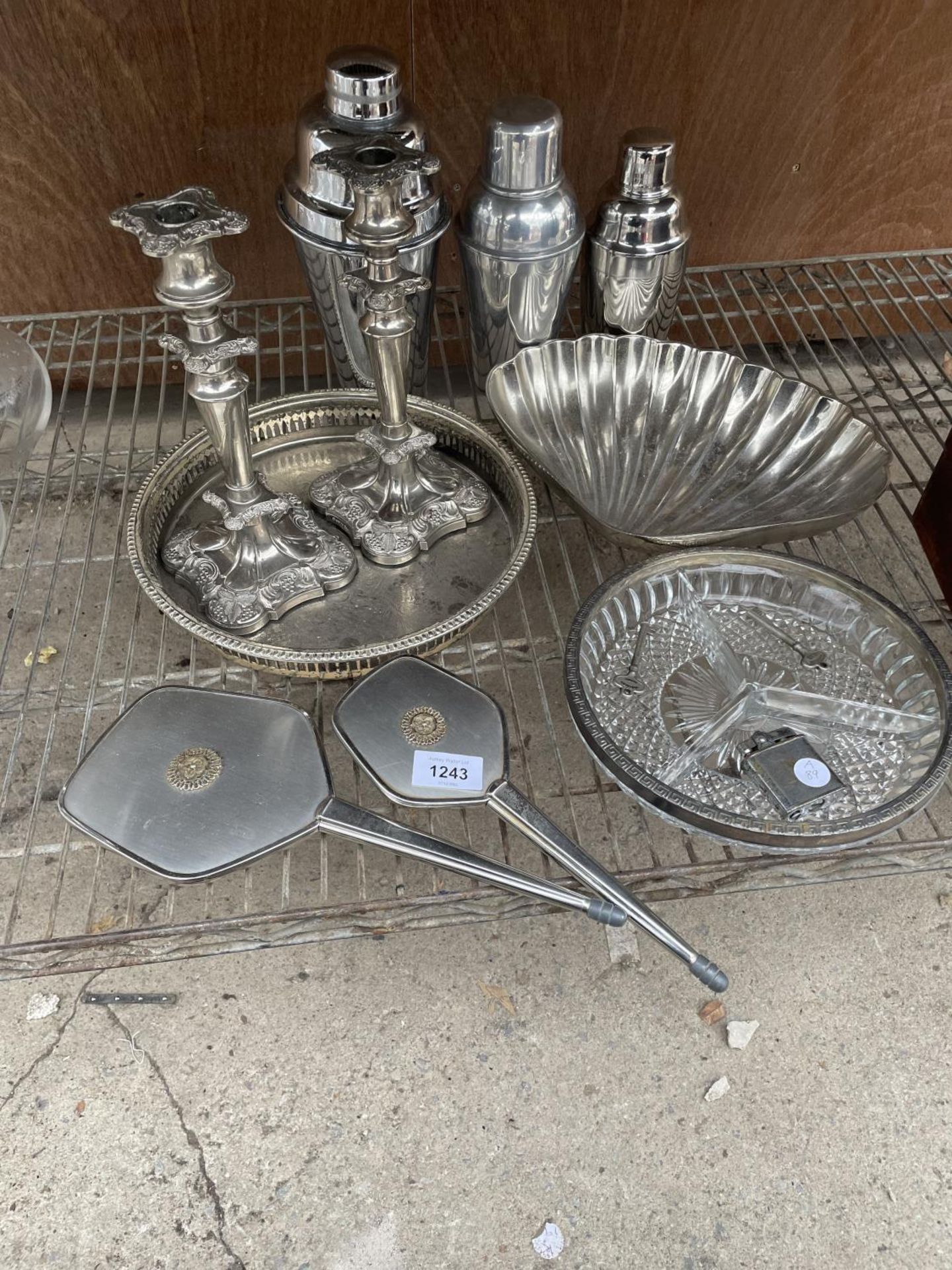 AN ASSORTMENT OF ITEMS TO INCLUDE STAINLESS STEEL COCKTAIL SHAKERS, A PAIR OF CANDLESTICKS AND A